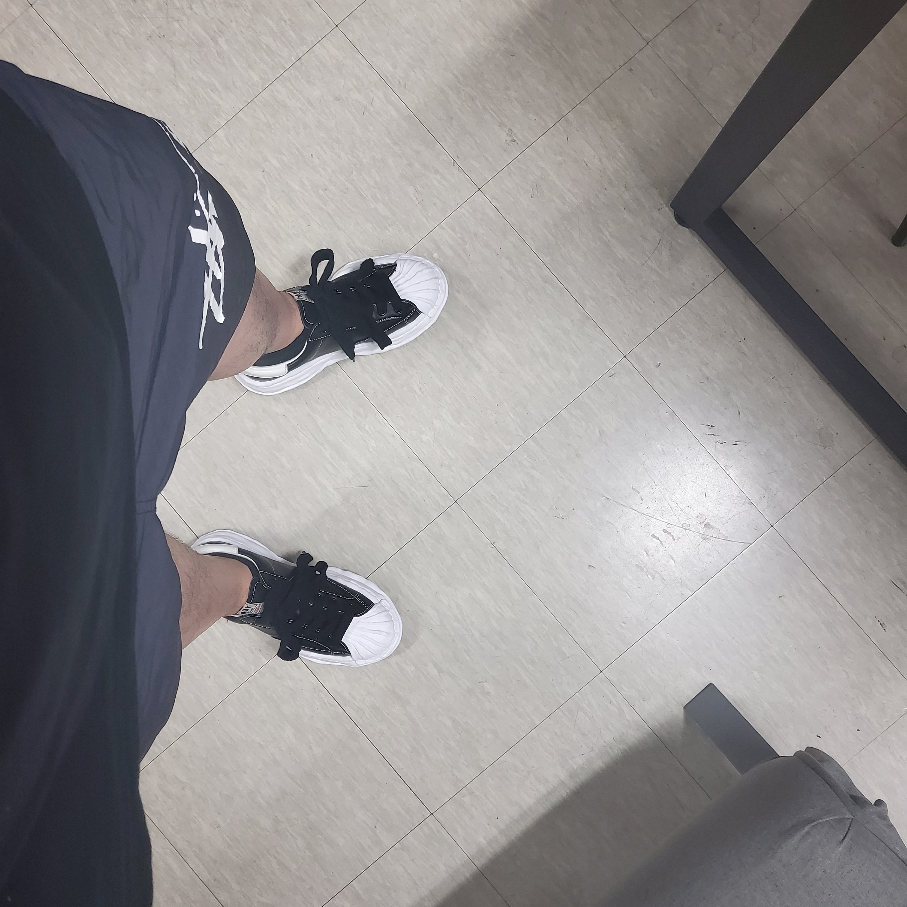 Maison Mihara Yasuhiro Blakey OG Sole Canvas Low-top Sneakers Black, Maison Mihara Yasuhiro Blakey OG Sole Leather Low-top Sneakers Black 착용 스타일 - 3