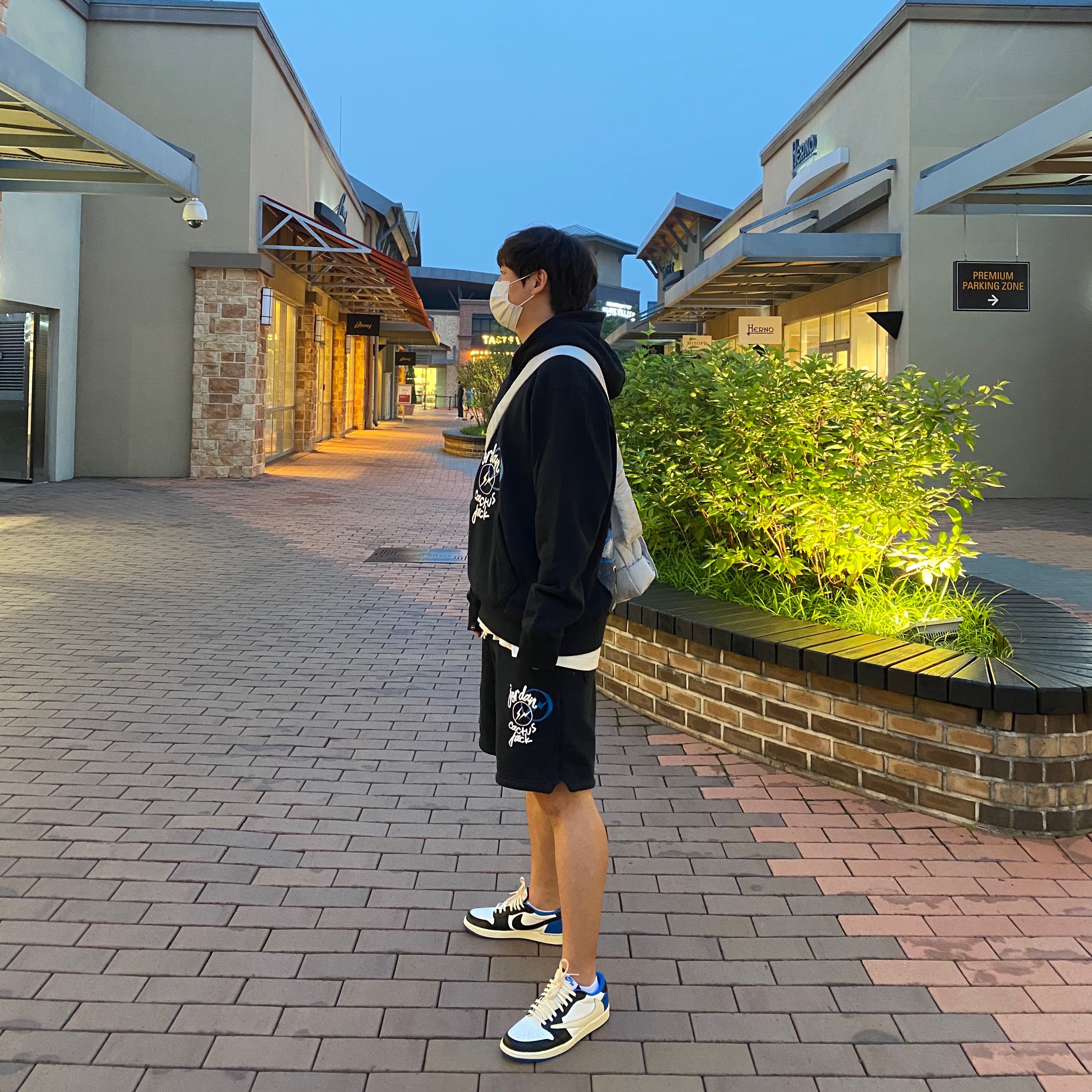 Jordan x Travis Scott x Fragment Hoodie Black (DJ0615-010), Jordan 1 x Travis Scott x Fragment Retro Low OG SP Military Blue 착용 스타일 - 2