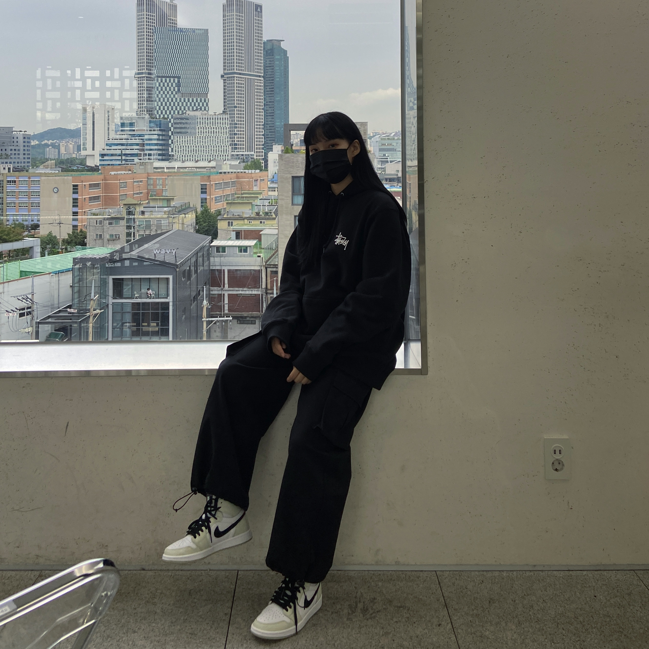 (W) Jordan 1 Zoom Air CMFT Light Bone, Stussy Basic Stussy Hoodie Black 2021 착용 스타일