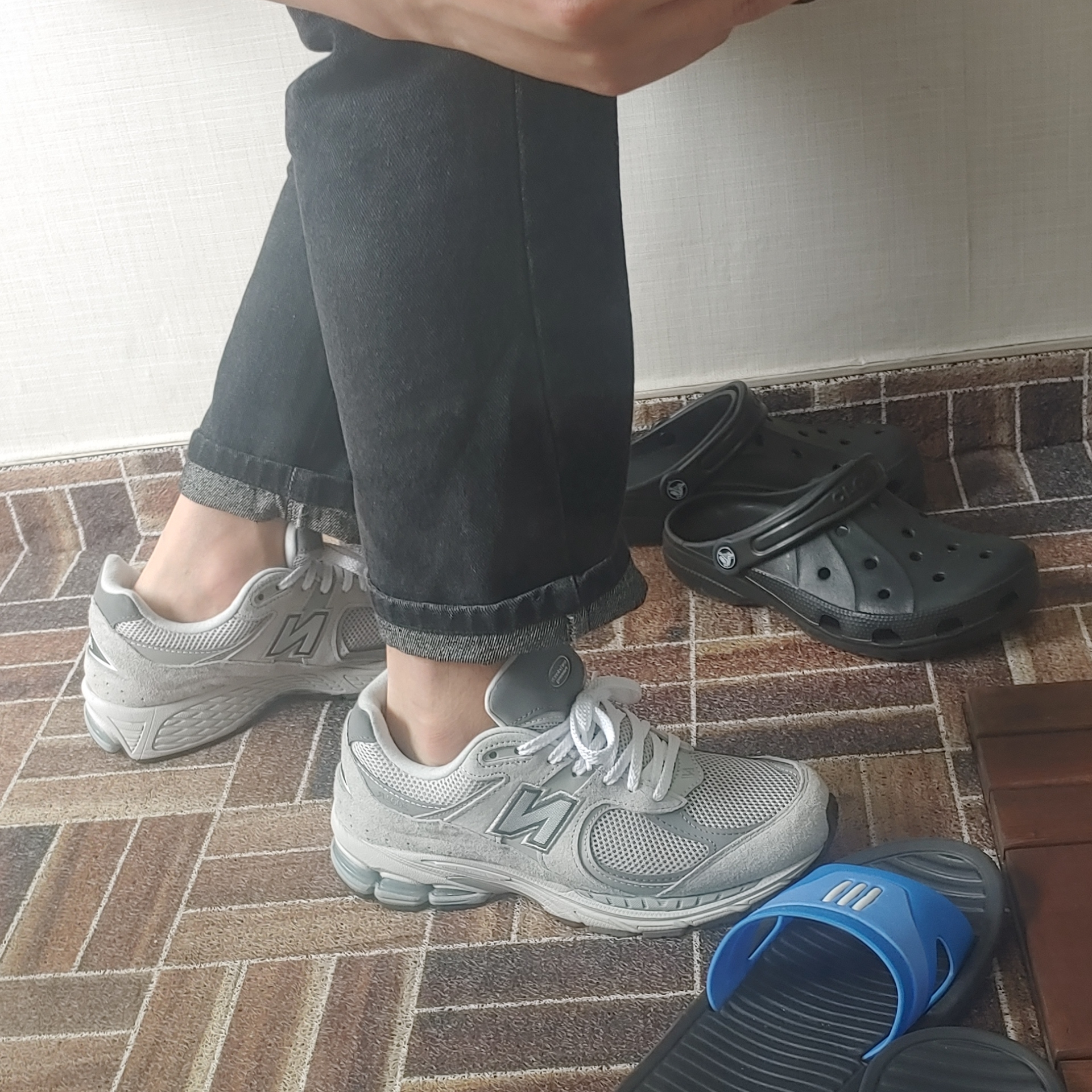 New Balance 2002R T2 Gray 착용 스타일