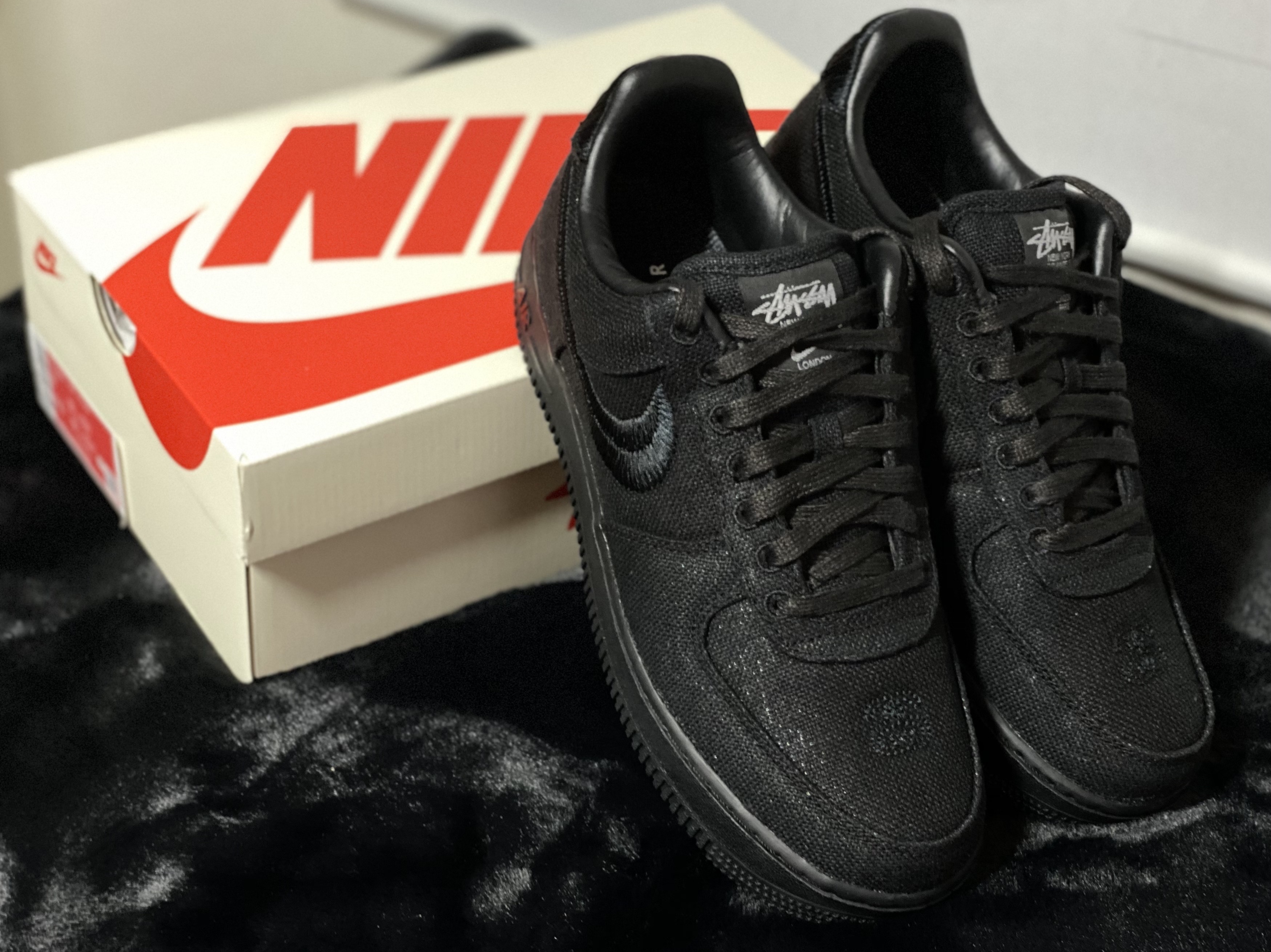 Nike x Stussy Air Force 1 Low Triple Black 착용 스타일 - 2