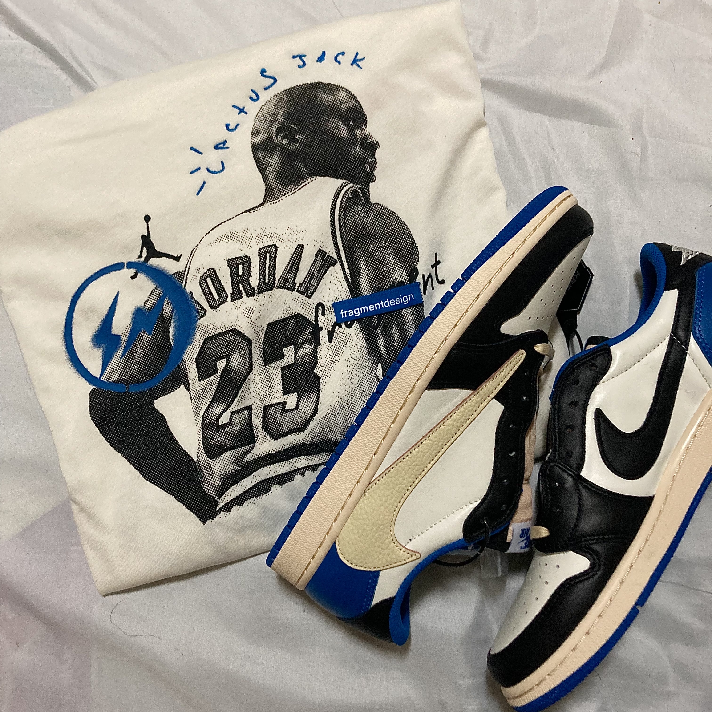 Jordan 1 x Travis Scott x Fragment Retro Low OG SP Military Blue, Jordan x Travis Scott x Fragment T-Shirt Sail (DJ0619-133) 착용 스타일