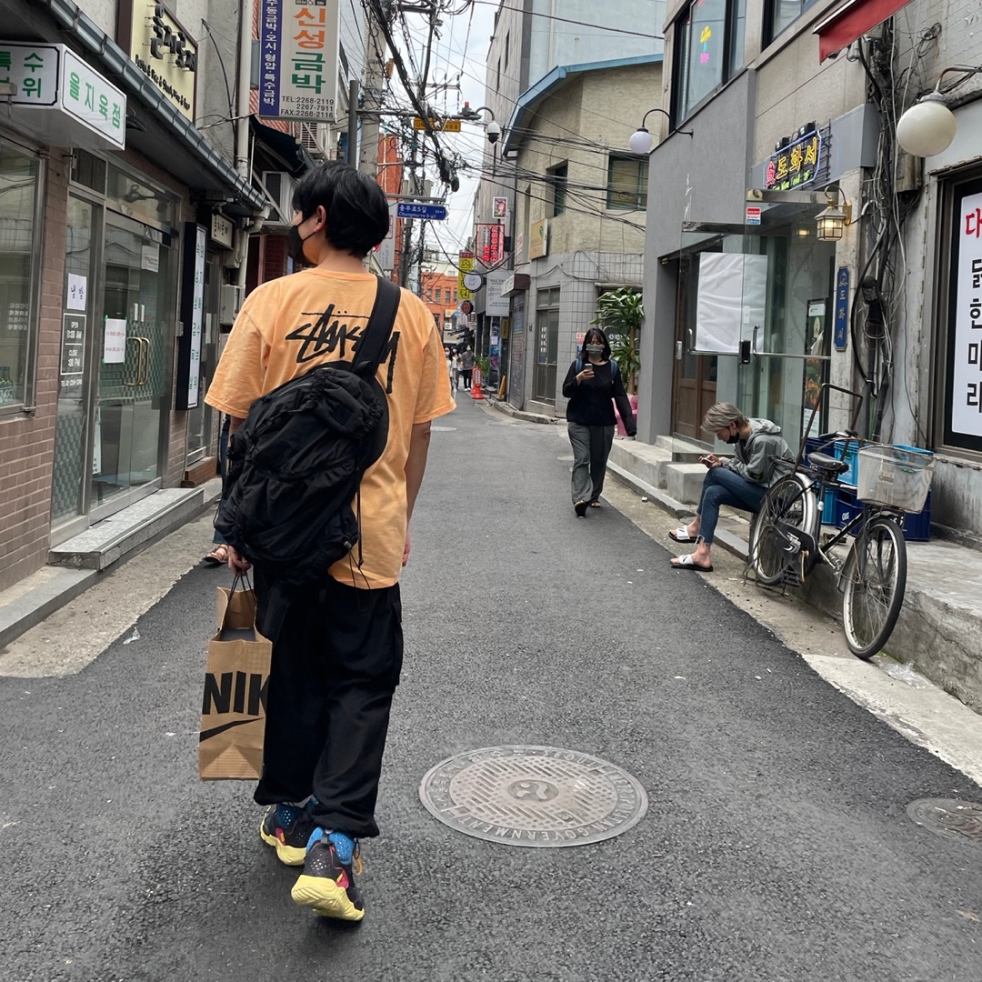 Jordan x Union Delta Mid Off Noir, Stussy 8 Ball T-Shirt Peach - 21SS 착용 스타일