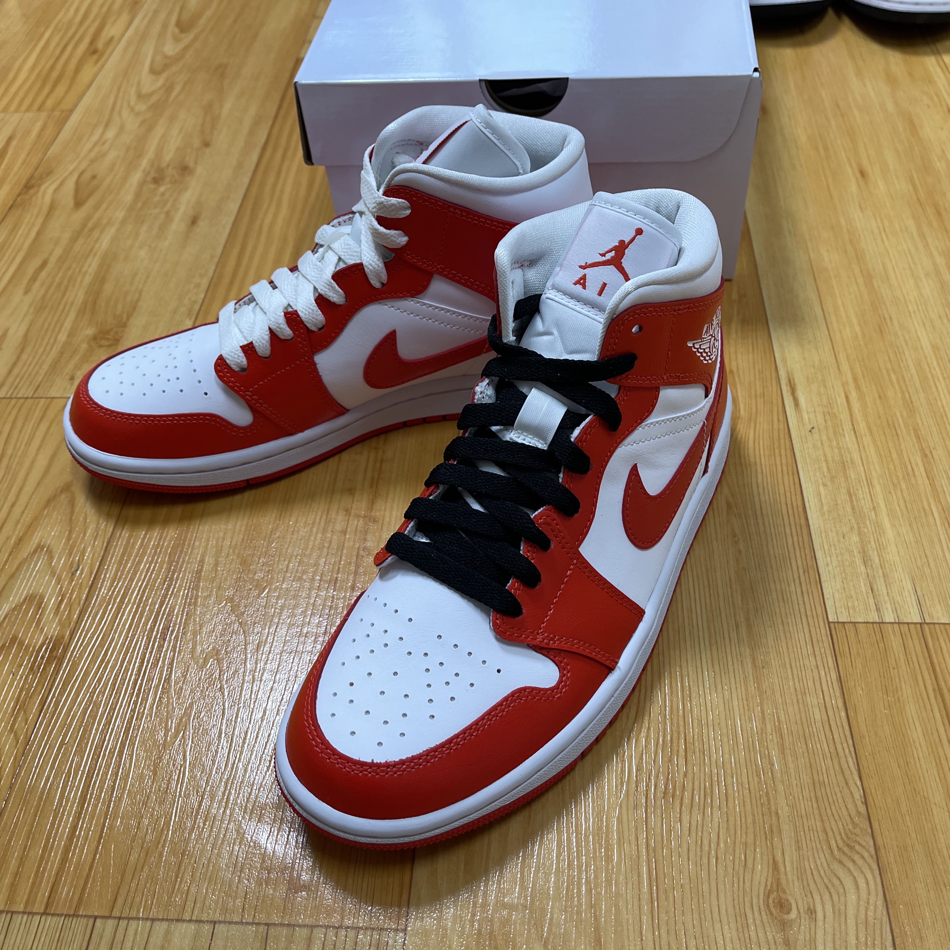 (W) Jordan 1 Mid Habanero Red 착용 스타일