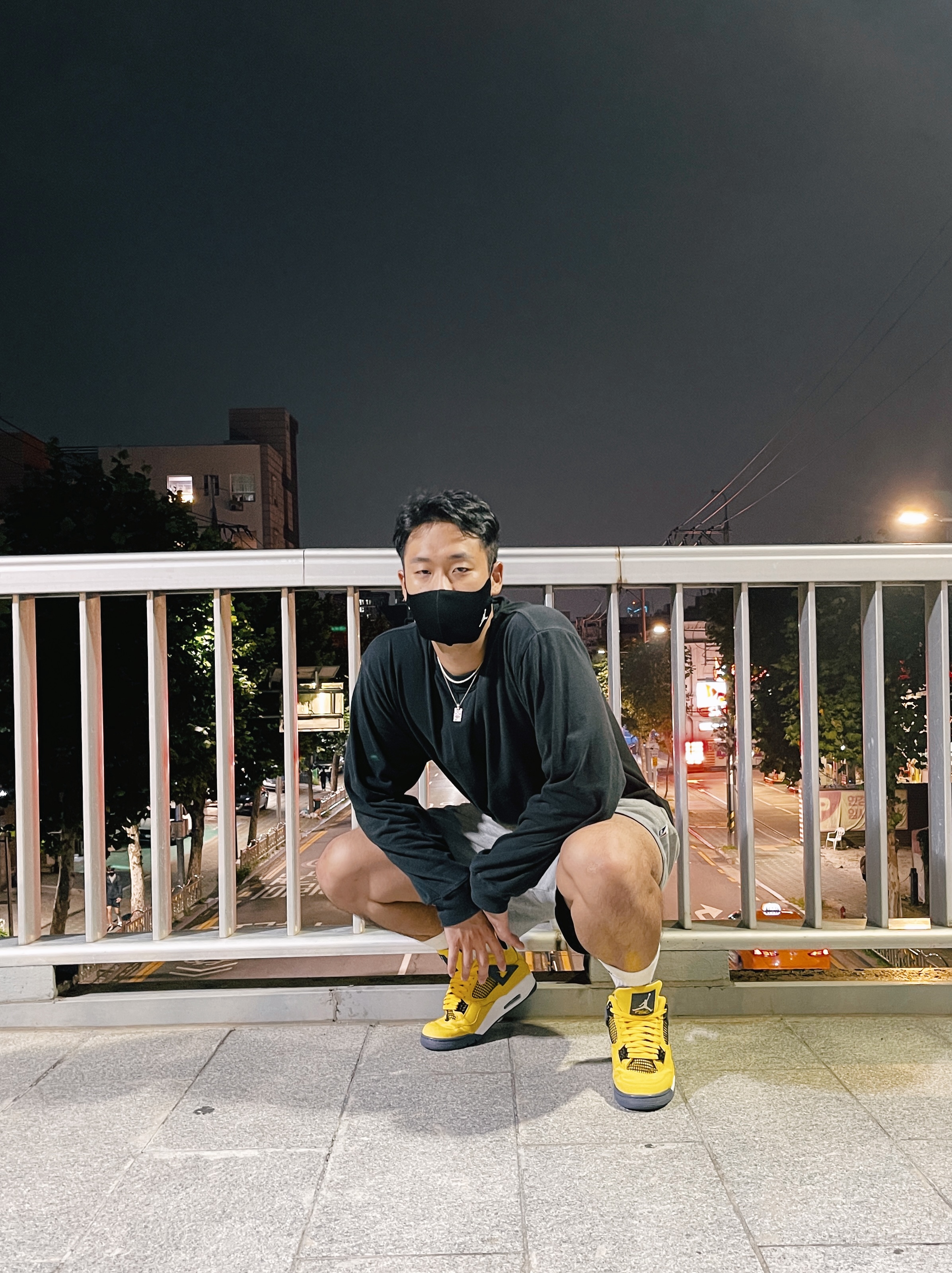 Jordan 4 Retro Tour Yellow, Nike x Fear of God NRG Reversible Shorts 착용 스타일 - 2