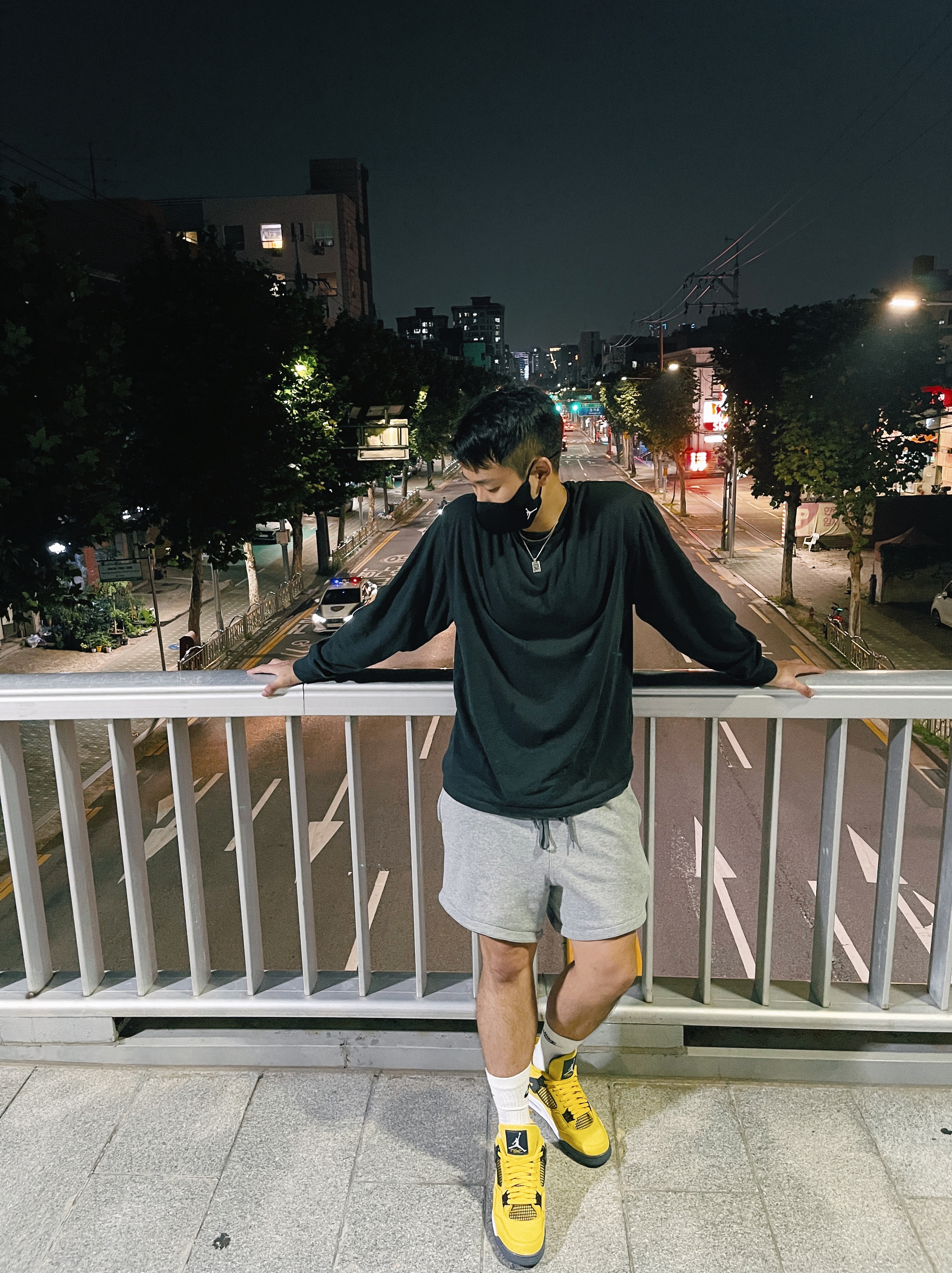 Jordan 4 Retro Tour Yellow, Nike x Fear of God NRG Reversible Shorts 착용 스타일 - 1