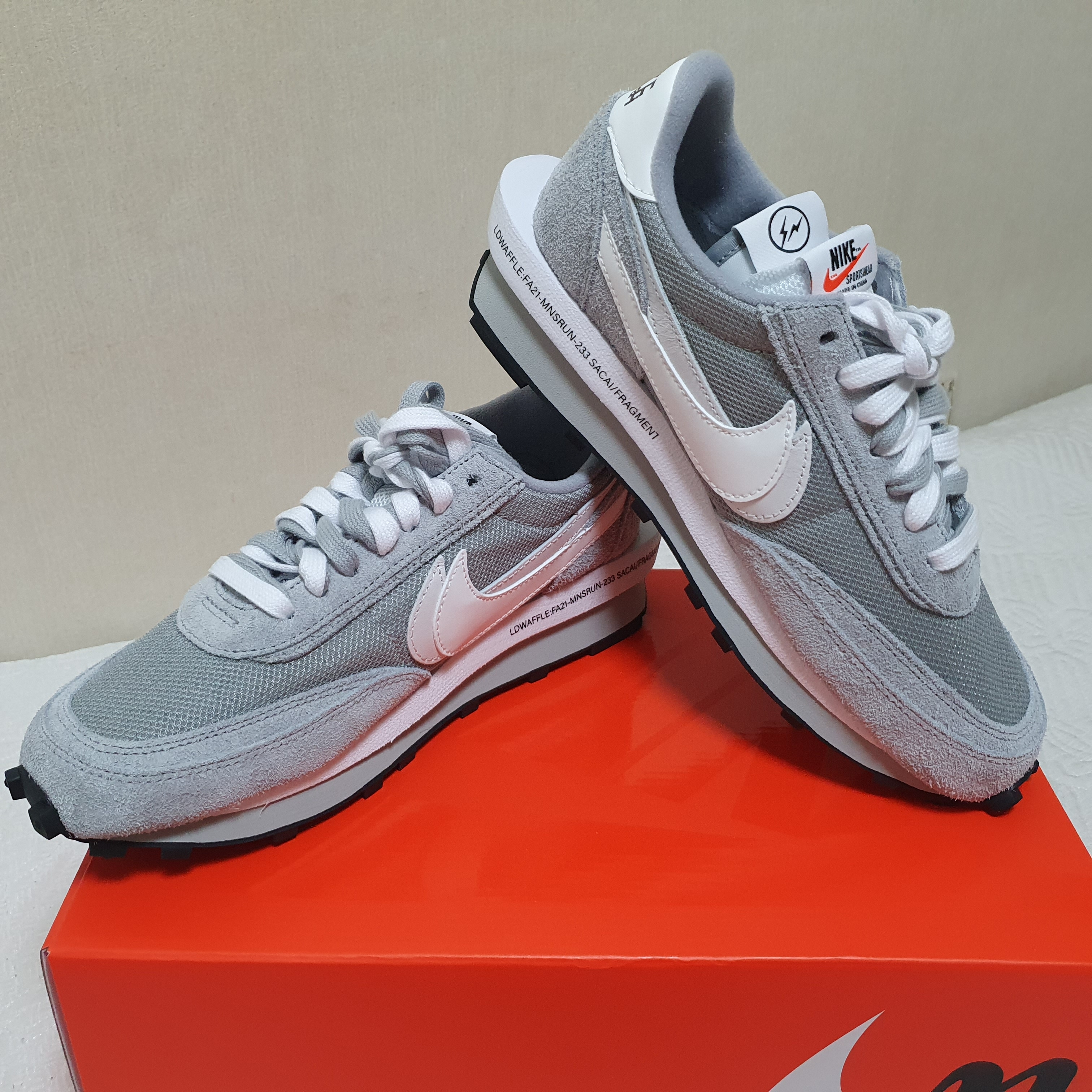 Nike x Sacai x Fragment LDWaffle Light Smoke Grey 착용 스타일 - 2