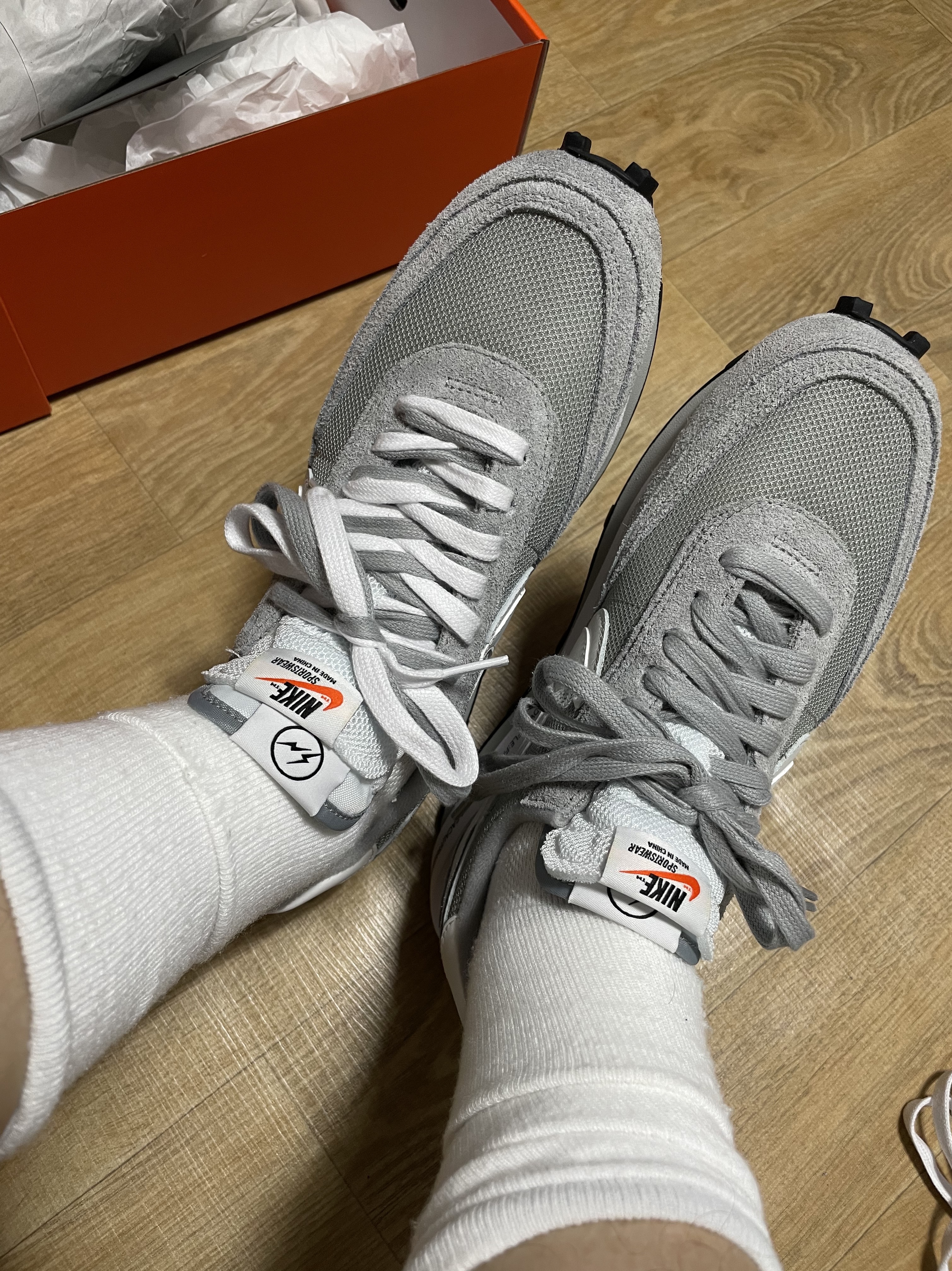 Nike x Sacai x Fragment LDWaffle Light Smoke Grey 착용 스타일 - 3