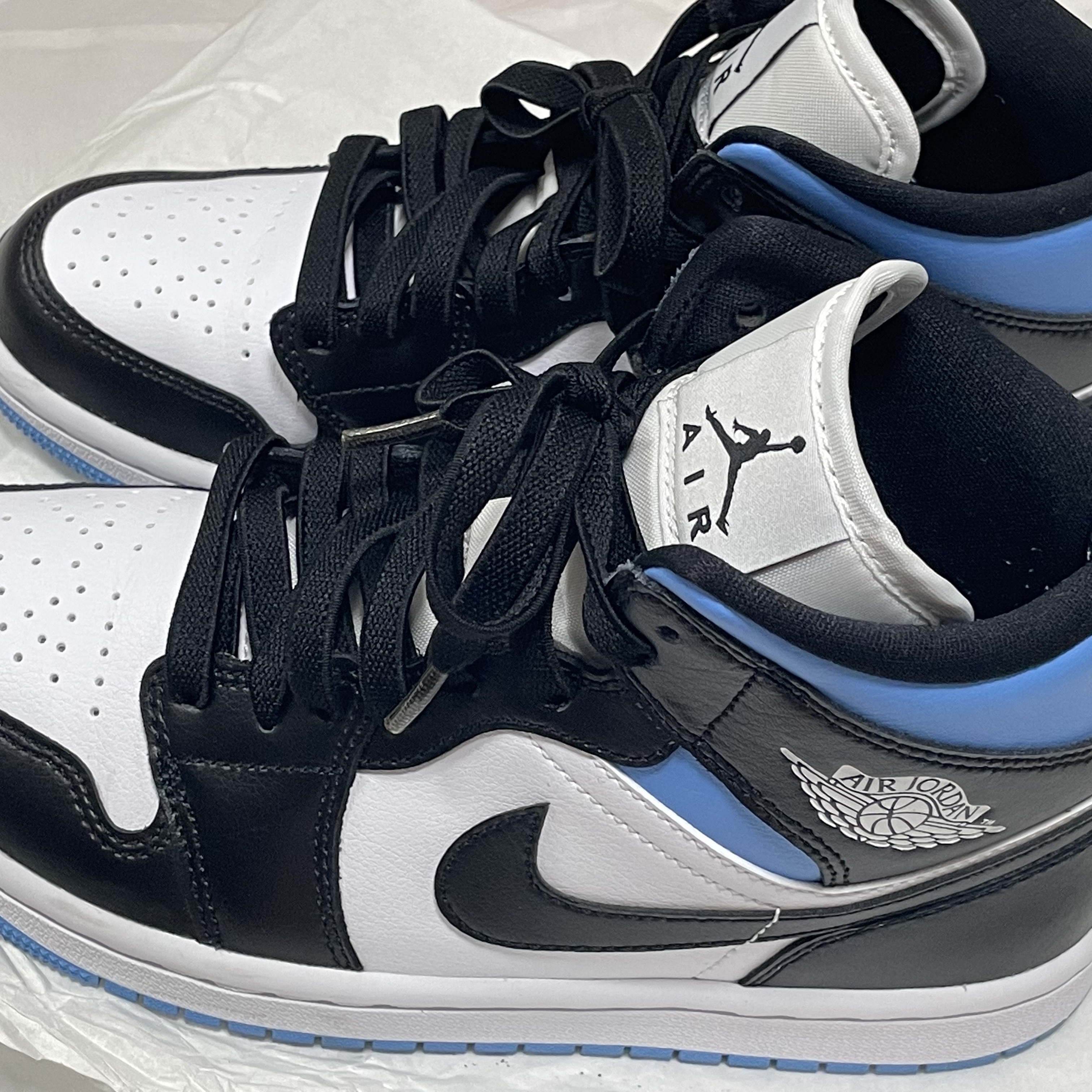 (W) Jordan 1 Mid White Black University Blue 착용 스타일 - 2