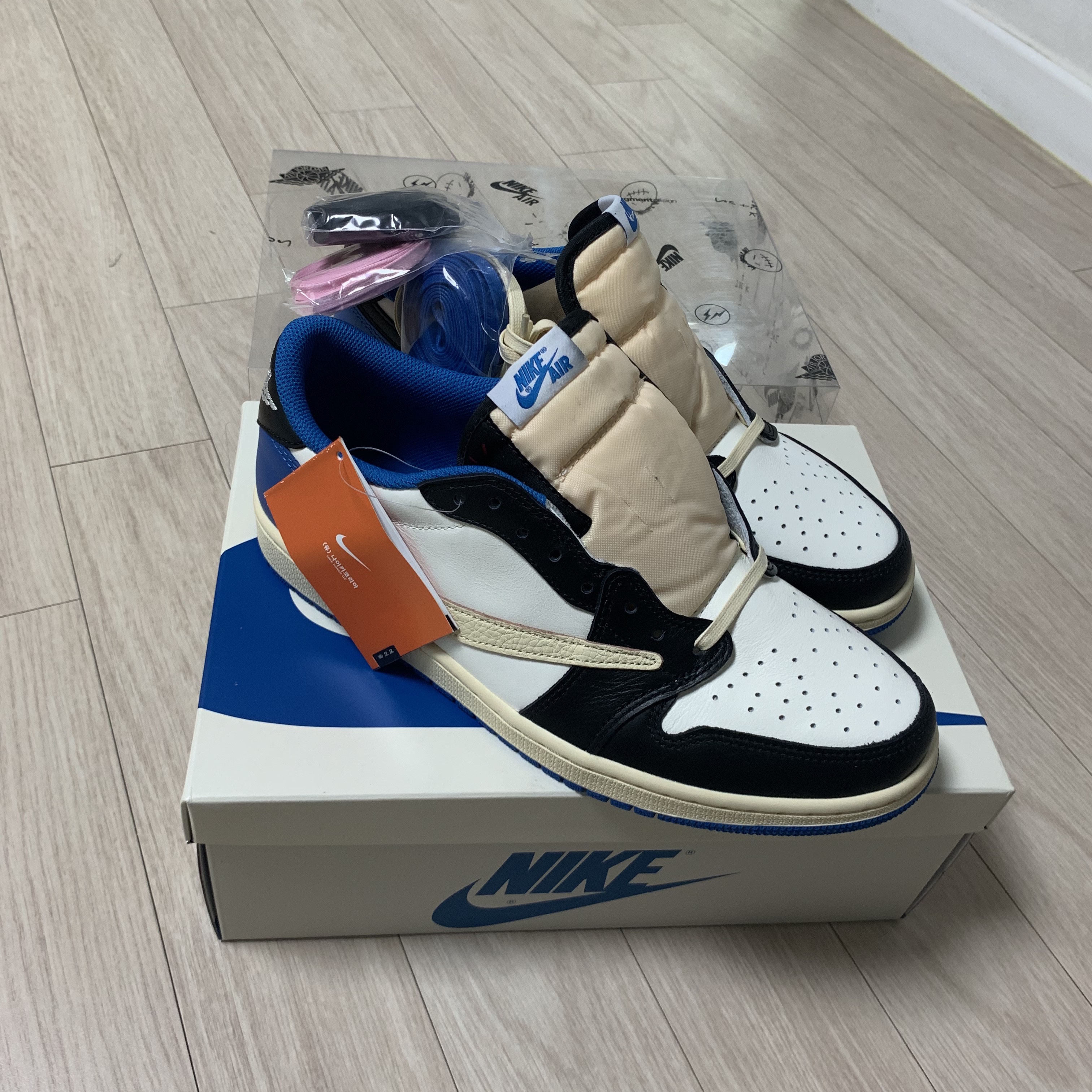 Jordan 1 x Travis Scott x Fragment Retro Low OG SP Military Blue 착용 스타일 - 3