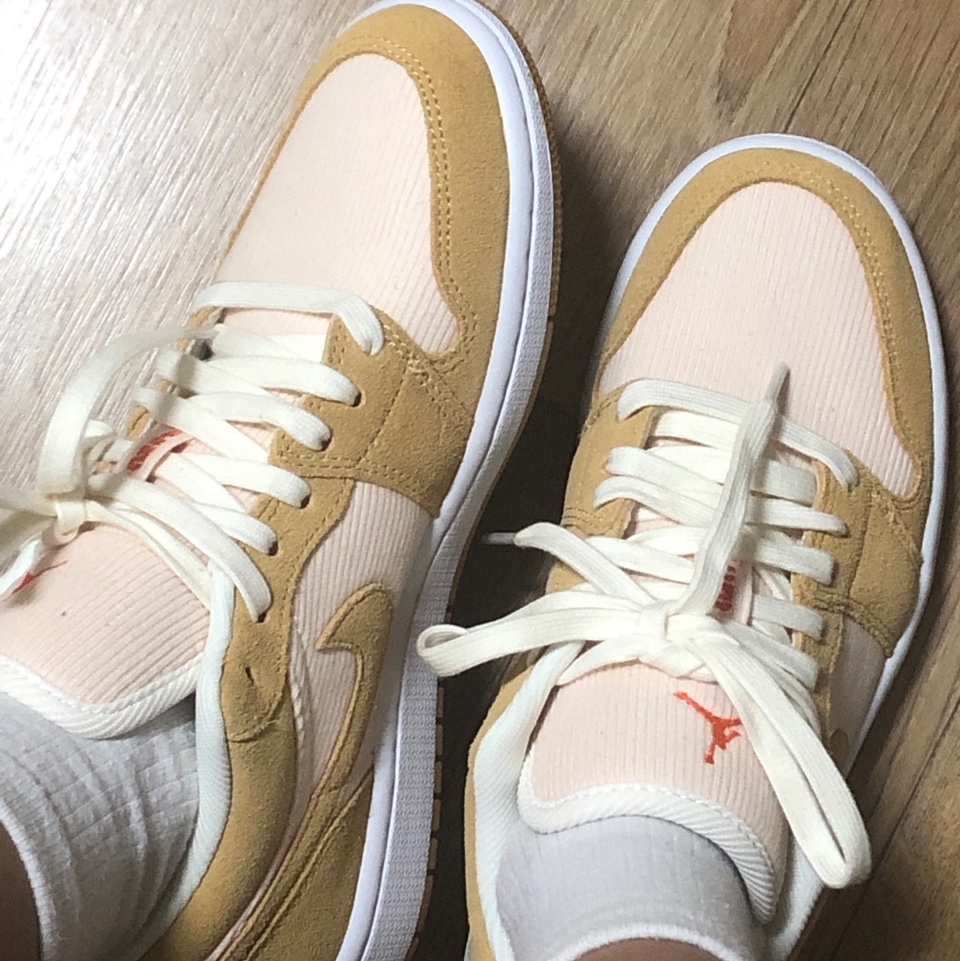(W) Jordan 1 Low SE Corduroy Tan 착용 스타일 - 2