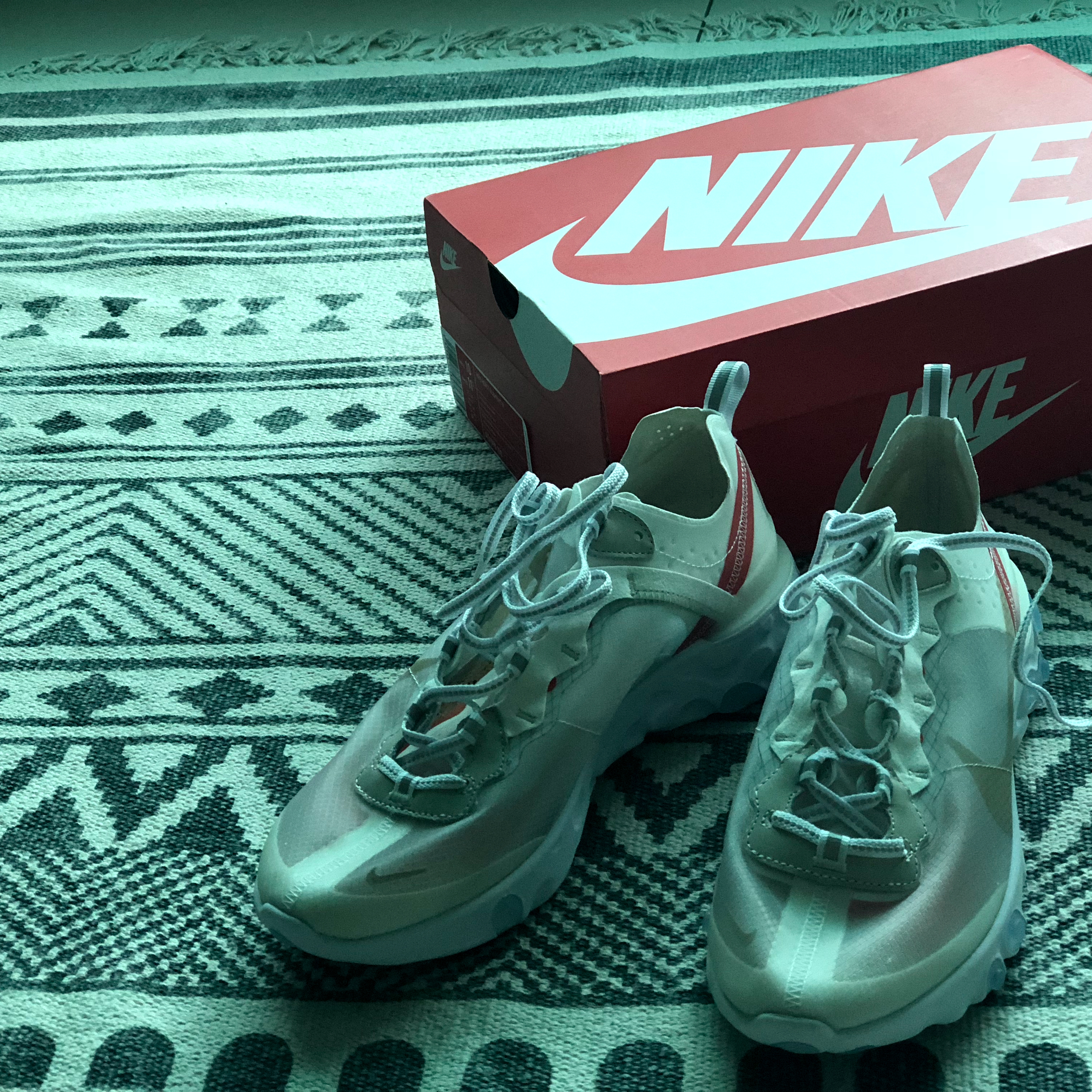 Nike React Element 87 Sail Light Bone 착용 스타일 - 2