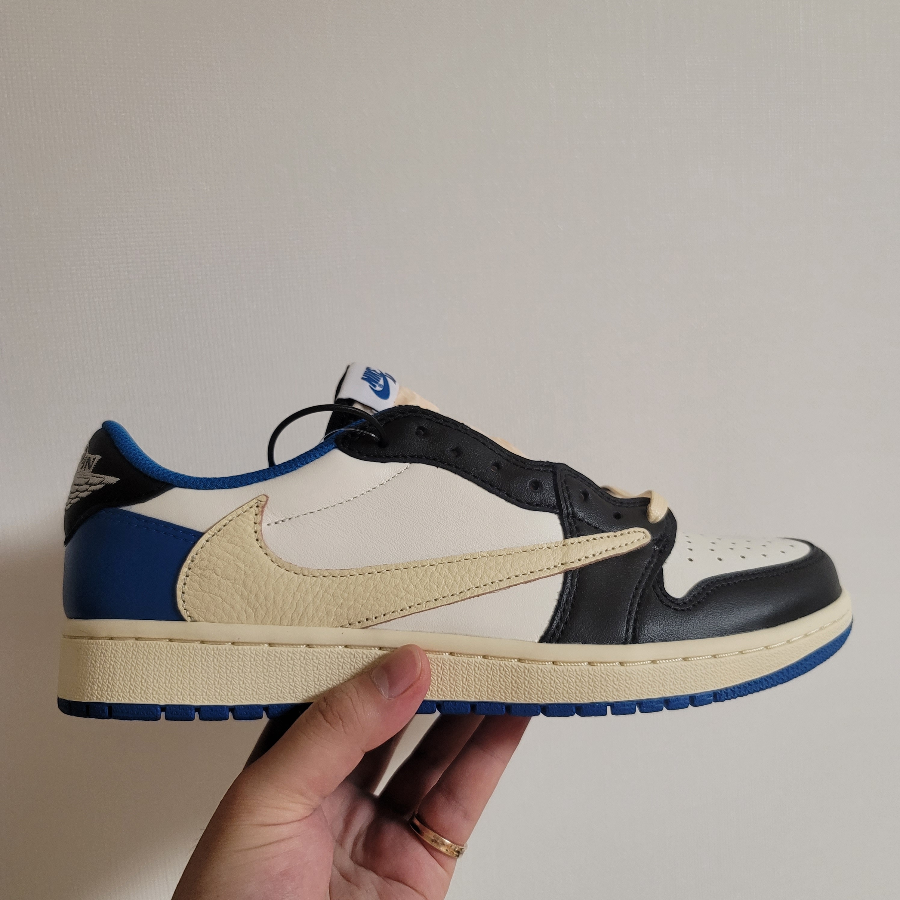 Jordan 1 x Travis Scott x Fragment Retro Low OG SP Military Blue 착용 스타일 - 1
