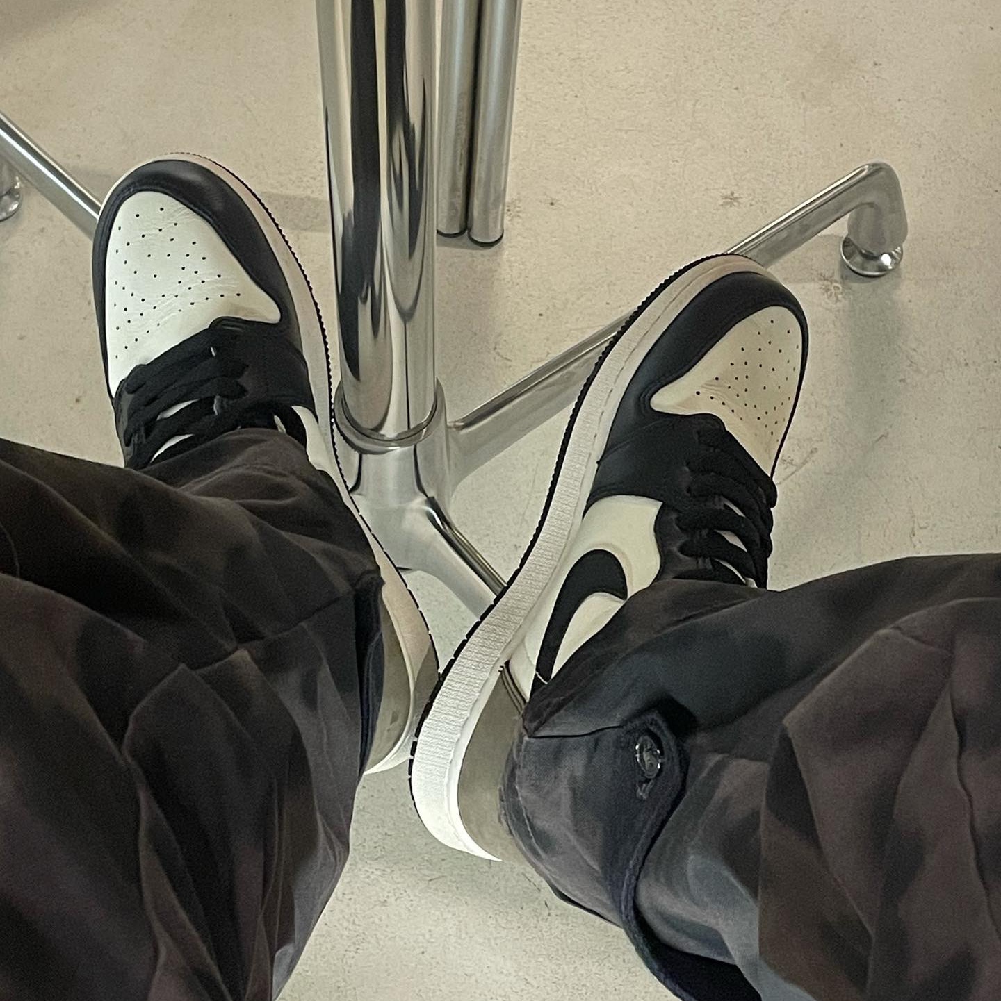 (GS) Jordan 1 Retro High OG Black Mocha 착용 스타일