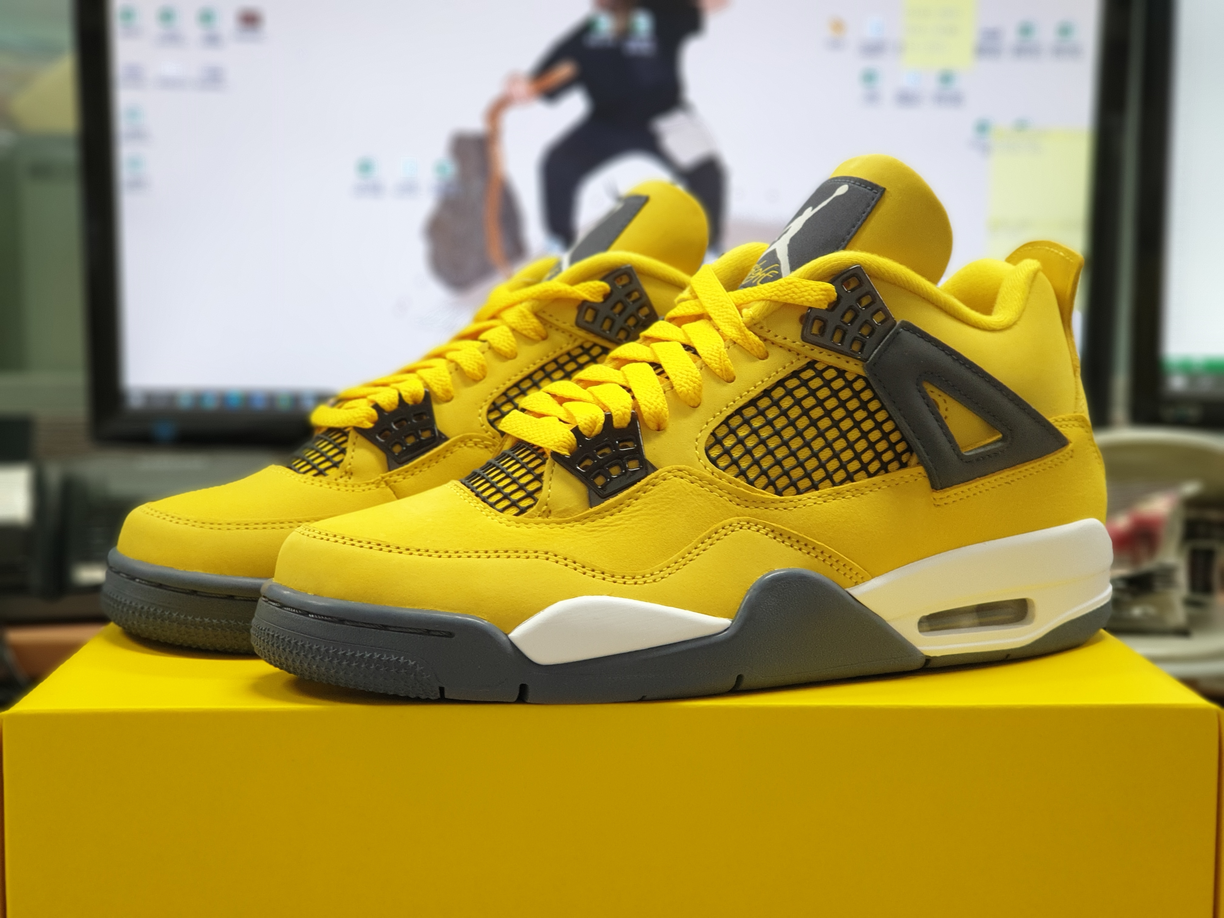 Jordan 4 Retro Tour Yellow 착용 스타일