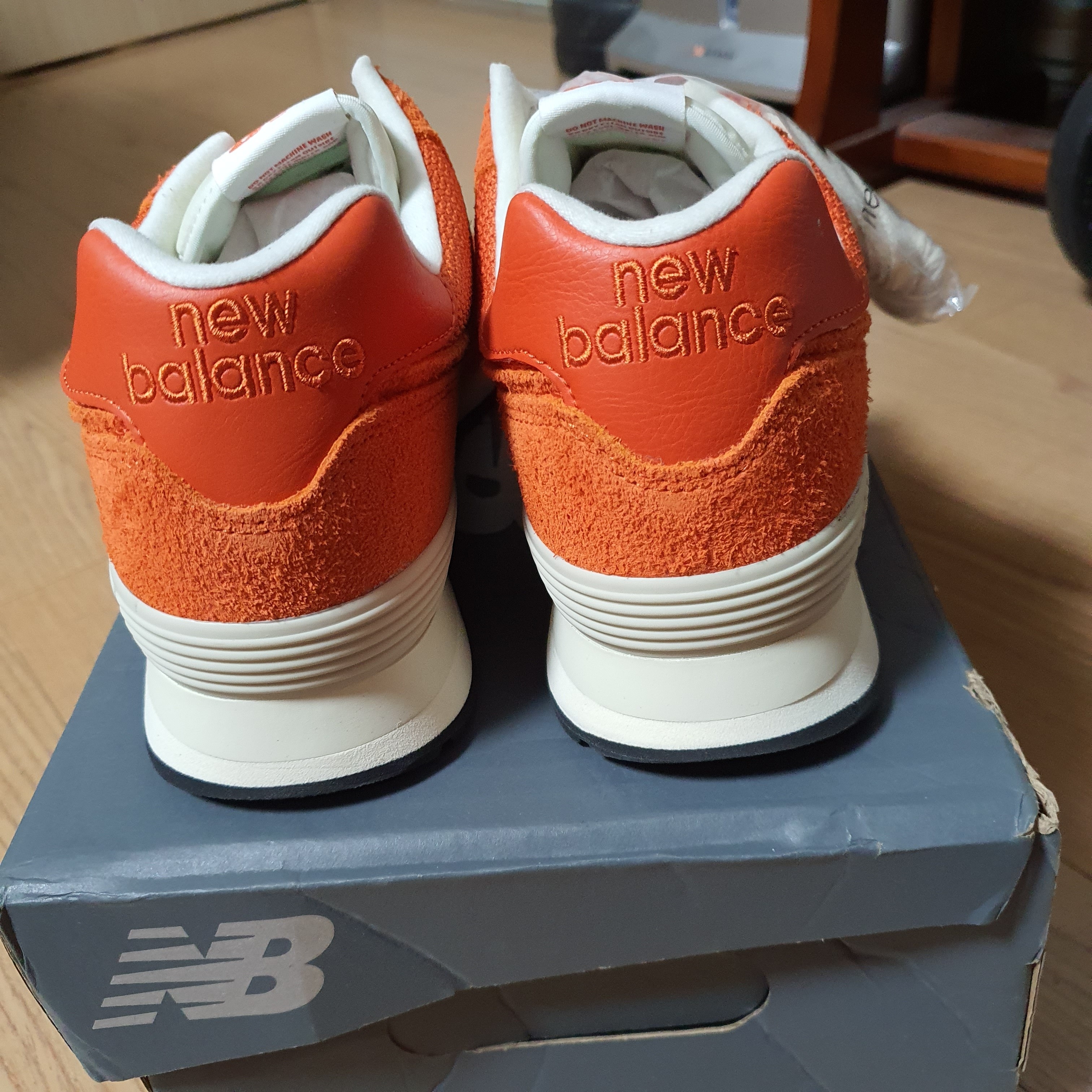 New Balance x Size? 574 College Pack Orange 착용 스타일 - 3