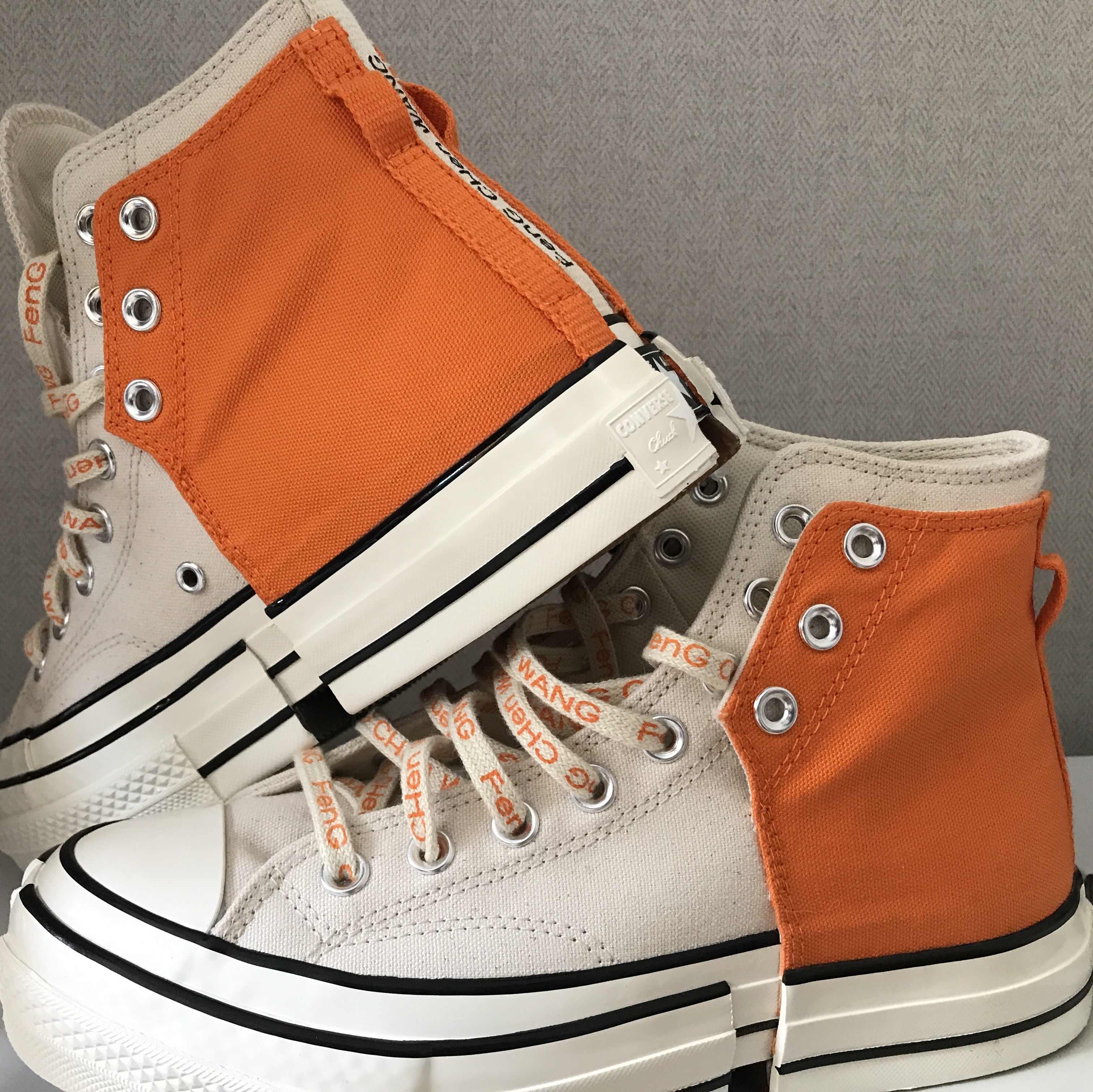 Converse x Feng Chen Wang Chuck 70 2-in-1 Natural Ivory Black, Converse x Feng Chen Wang Chuck 70 2-in-1 Persimmon Orange 착용 스타일 - 2