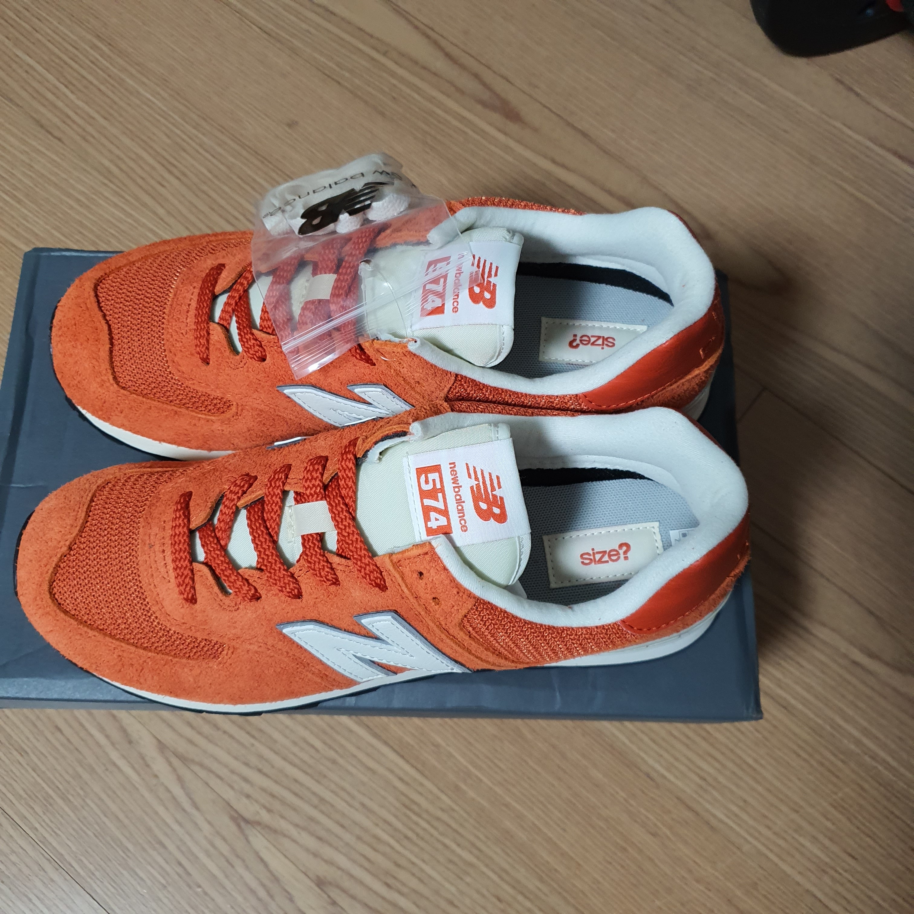 New Balance x Size? 574 College Pack Orange 착용 스타일 - 2