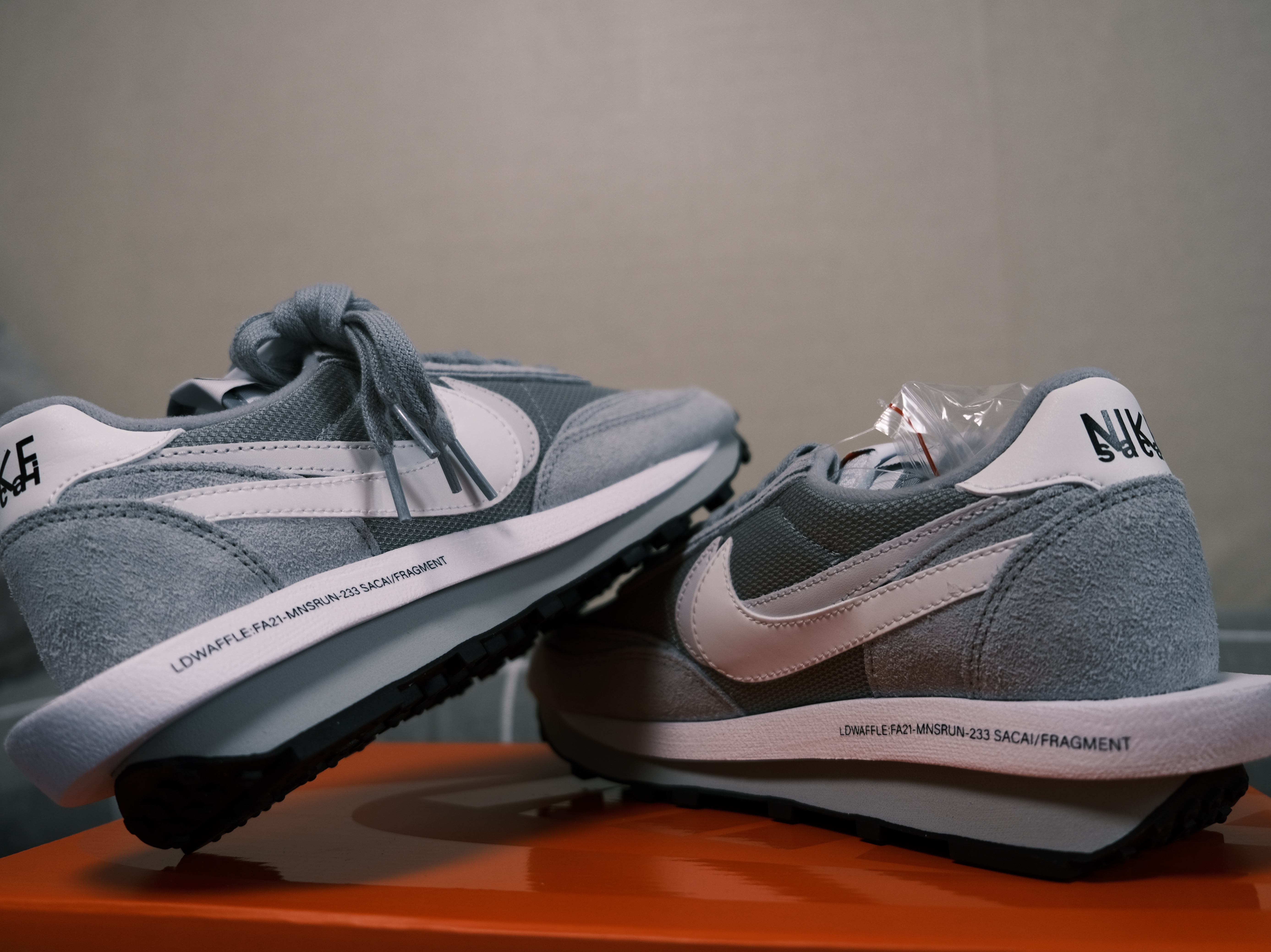 Nike x Sacai x Fragment LDWaffle Light Smoke Grey 착용 스타일 - 2