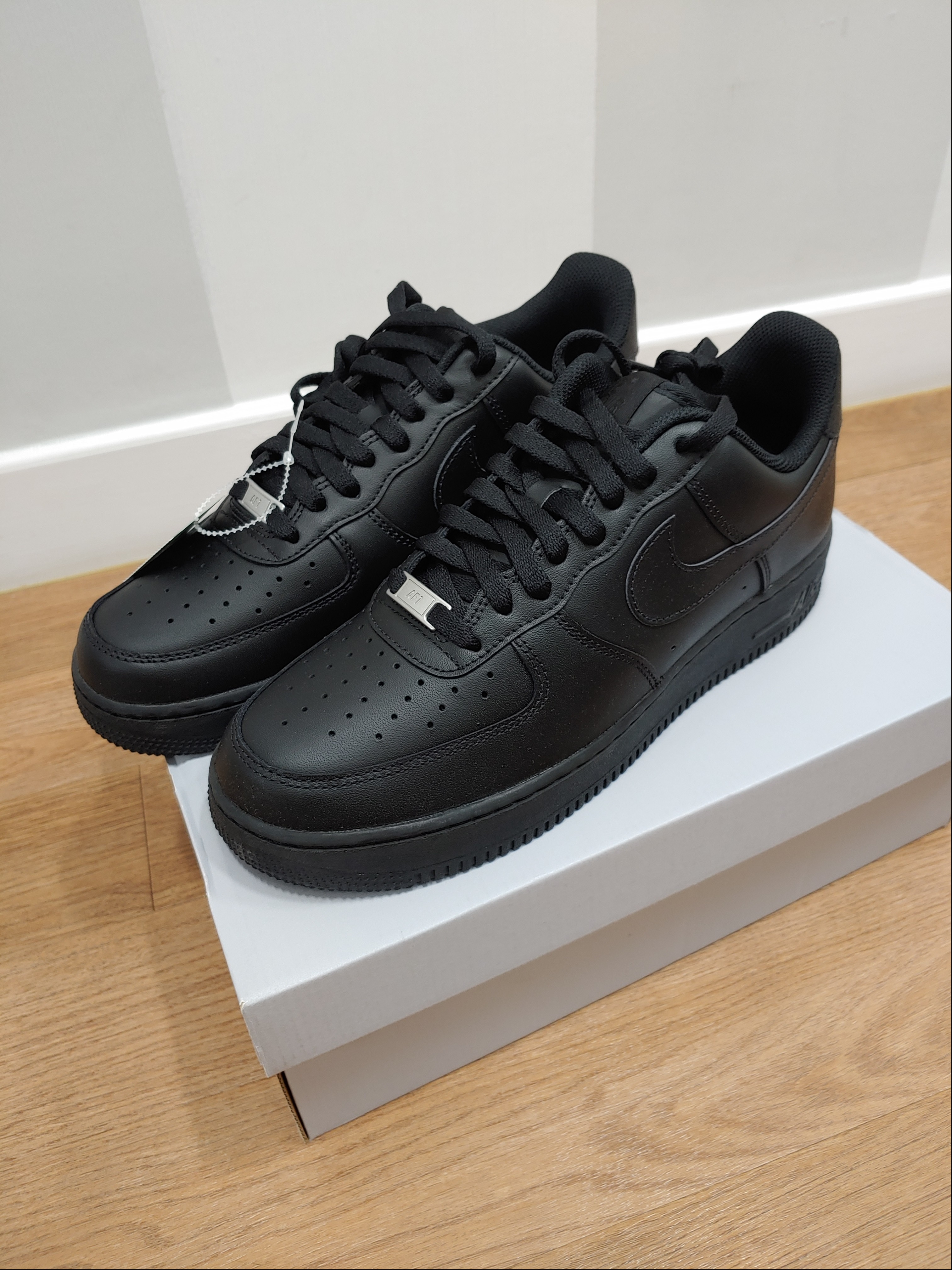 Nike Air Force 1 '07 Low Triple Black 착용 스타일 - 1