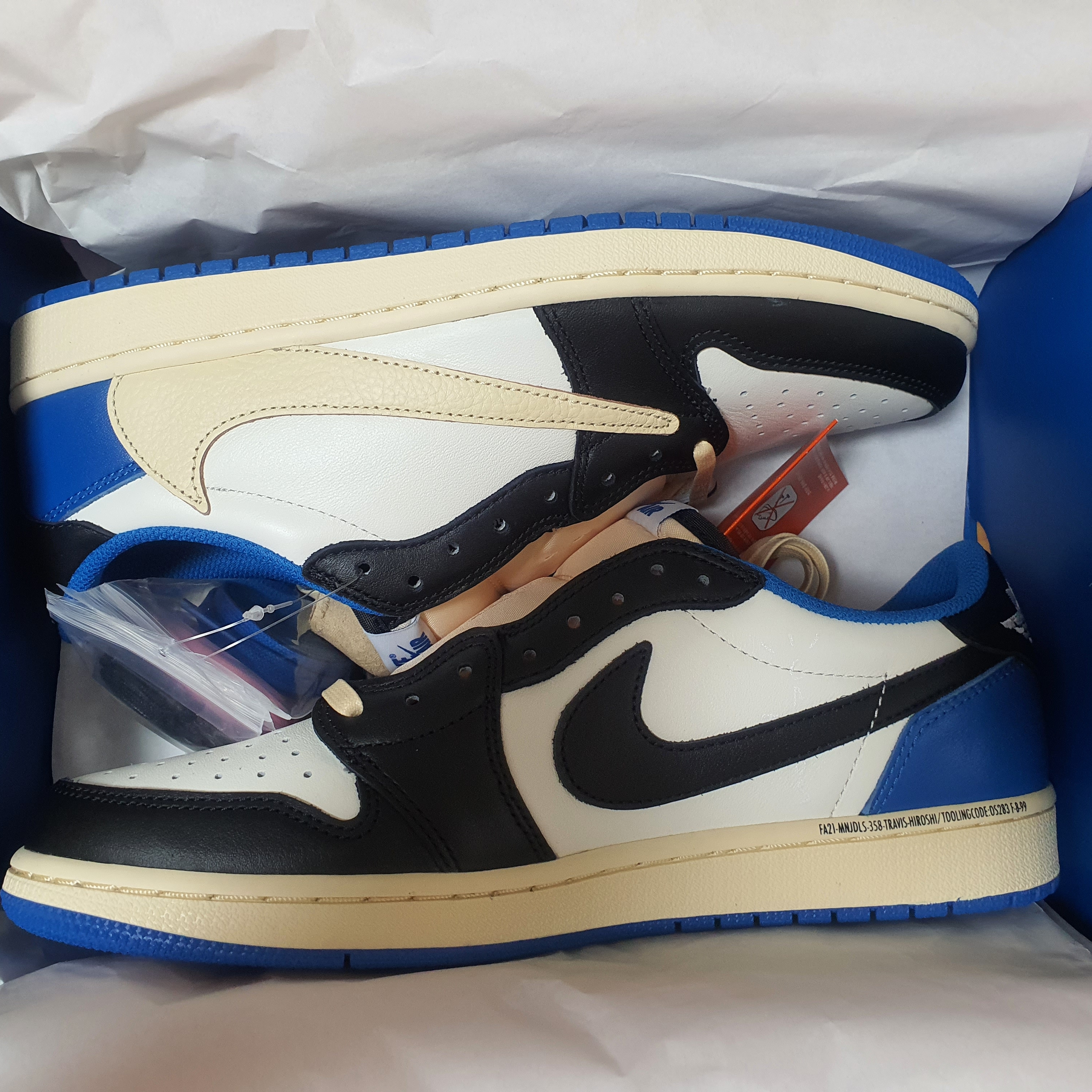Jordan 1 x Travis Scott x Fragment Retro Low OG SP Military Blue 착용 스타일 - 1