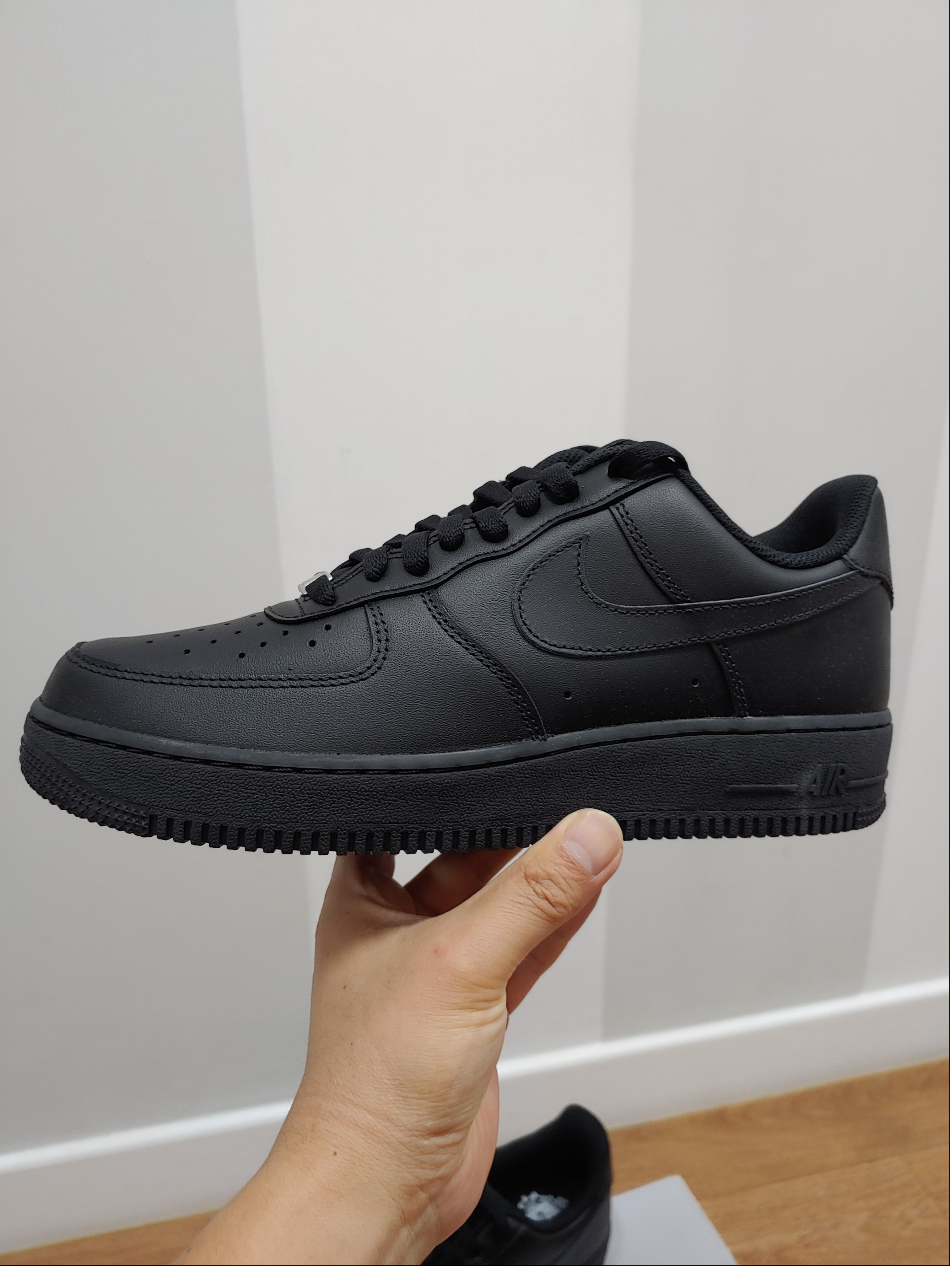 Nike Air Force 1 '07 Low Triple Black 착용 스타일 - 2