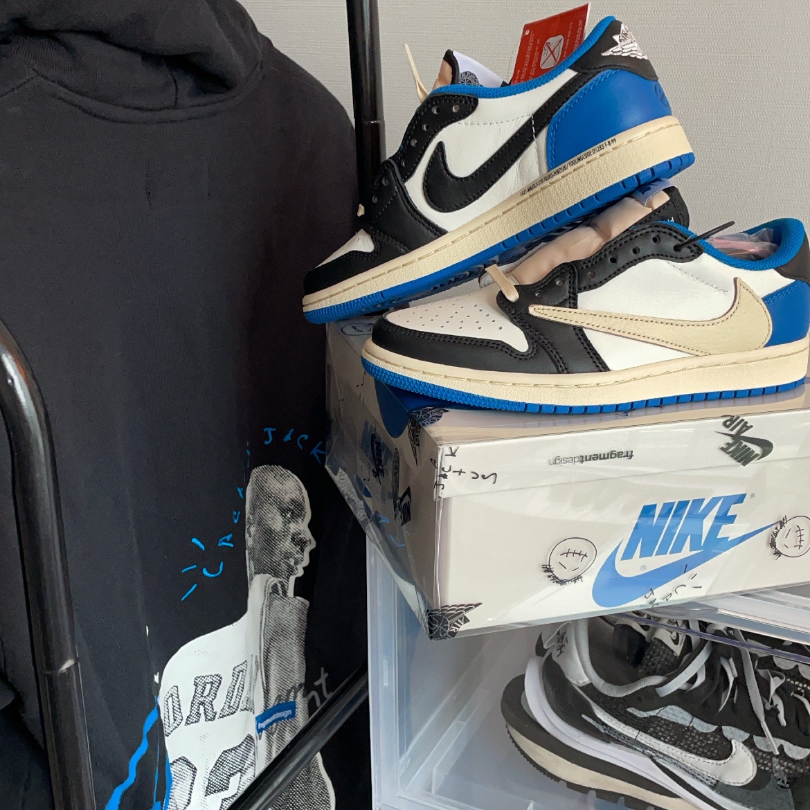 Jordan 1 x Travis Scott x Fragment Retro Low OG SP Military Blue, Jordan x Travis Scott x Fragment Hoodie Black (DJ0615-010) 착용 스타일