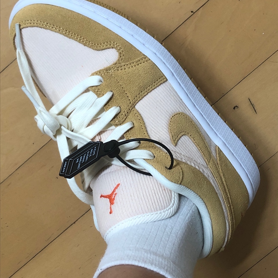 (W) Jordan 1 Low SE Corduroy Tan 착용 스타일 - 1