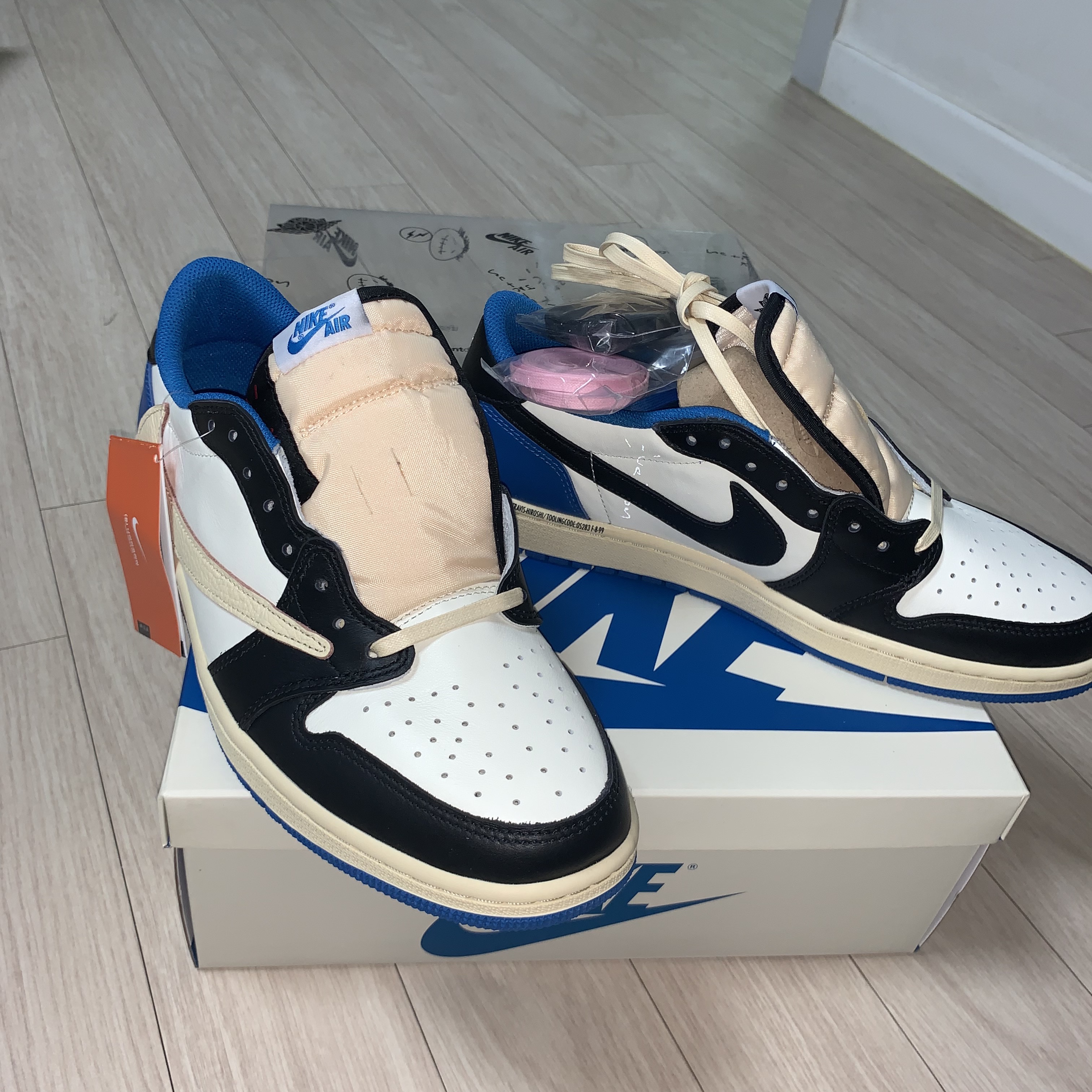 Jordan 1 x Travis Scott x Fragment Retro Low OG SP Military Blue 착용 스타일 - 4