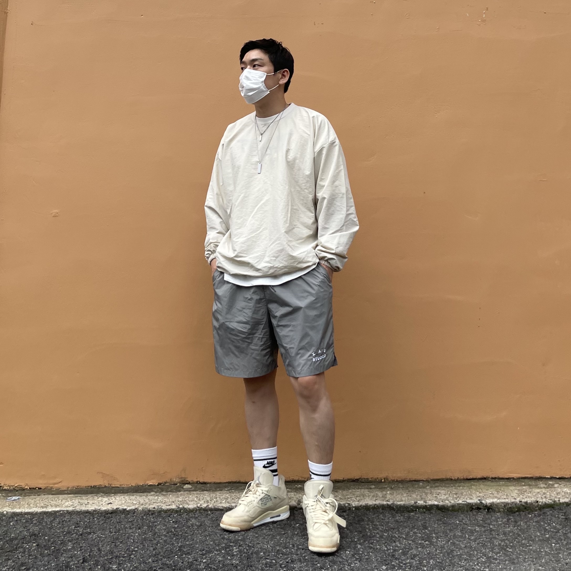 IAB Studio Woven Shorts Gray, (W) Jordan 4 x Off-White Retro SP Sail 착용 스타일