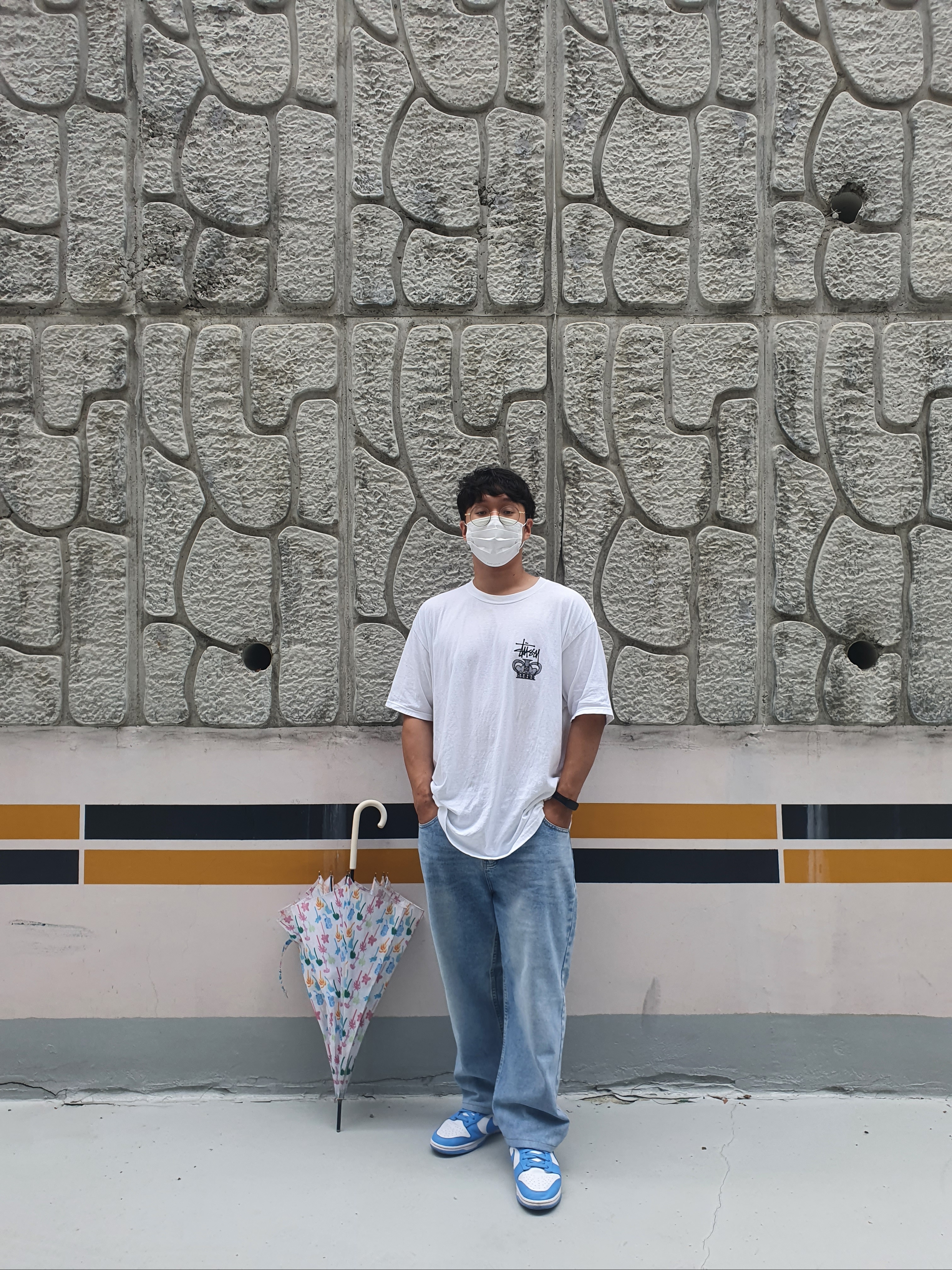 Stussy One World T-Shirt White, Nike Dunk Low Retro University Blue 착용 스타일