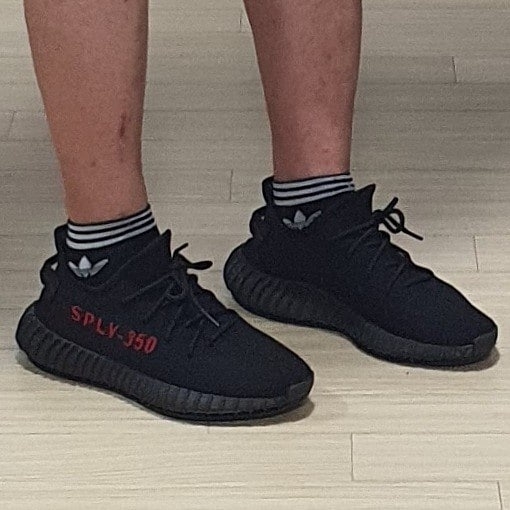 Adidas Yeezy Boost 350 V2 Black Red 2020 착용 스타일 - 2