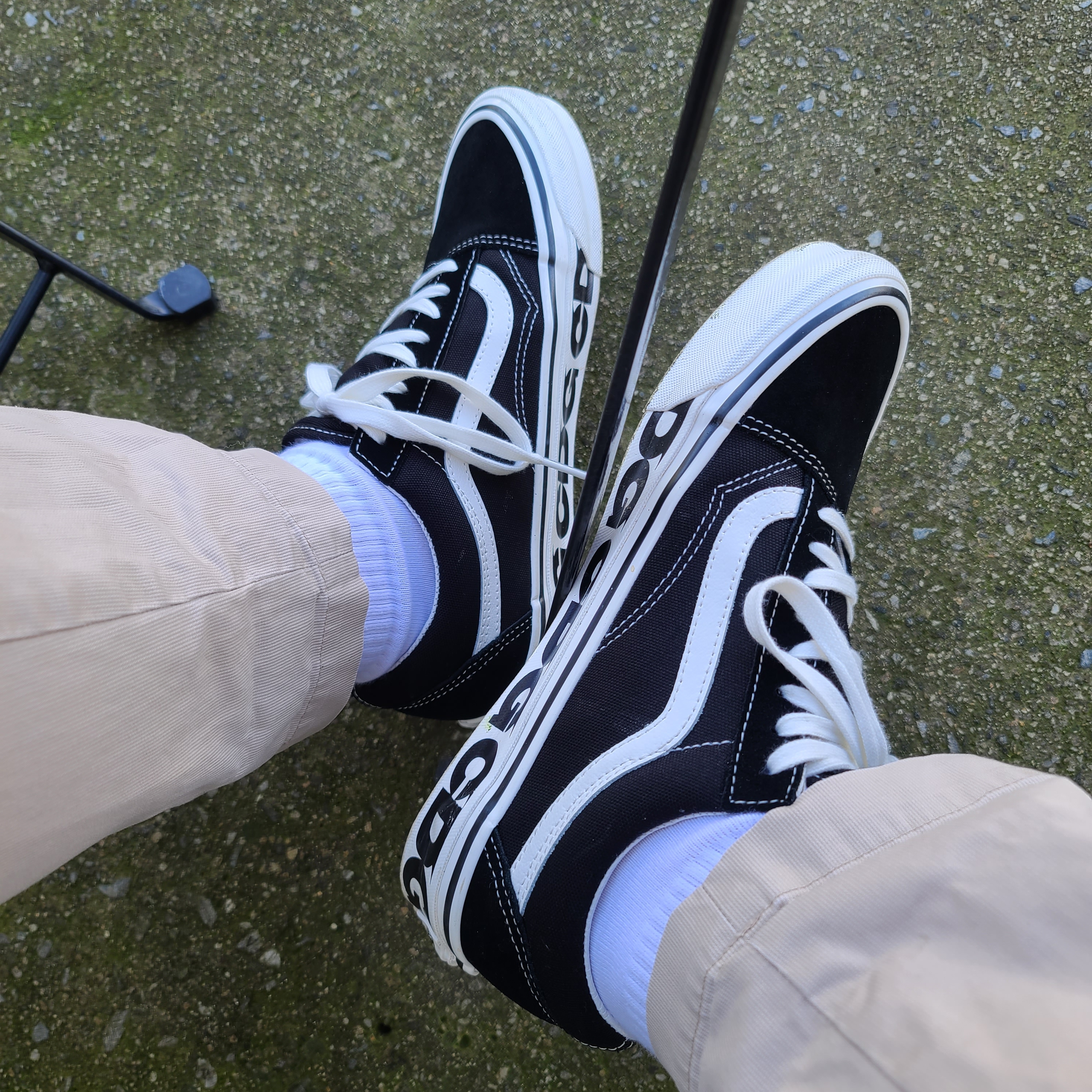 Vans Vault x CDG OG Old Skool LX Side Wall, Stussy Gel Stock T-Shirt White 착용 스타일 - 2