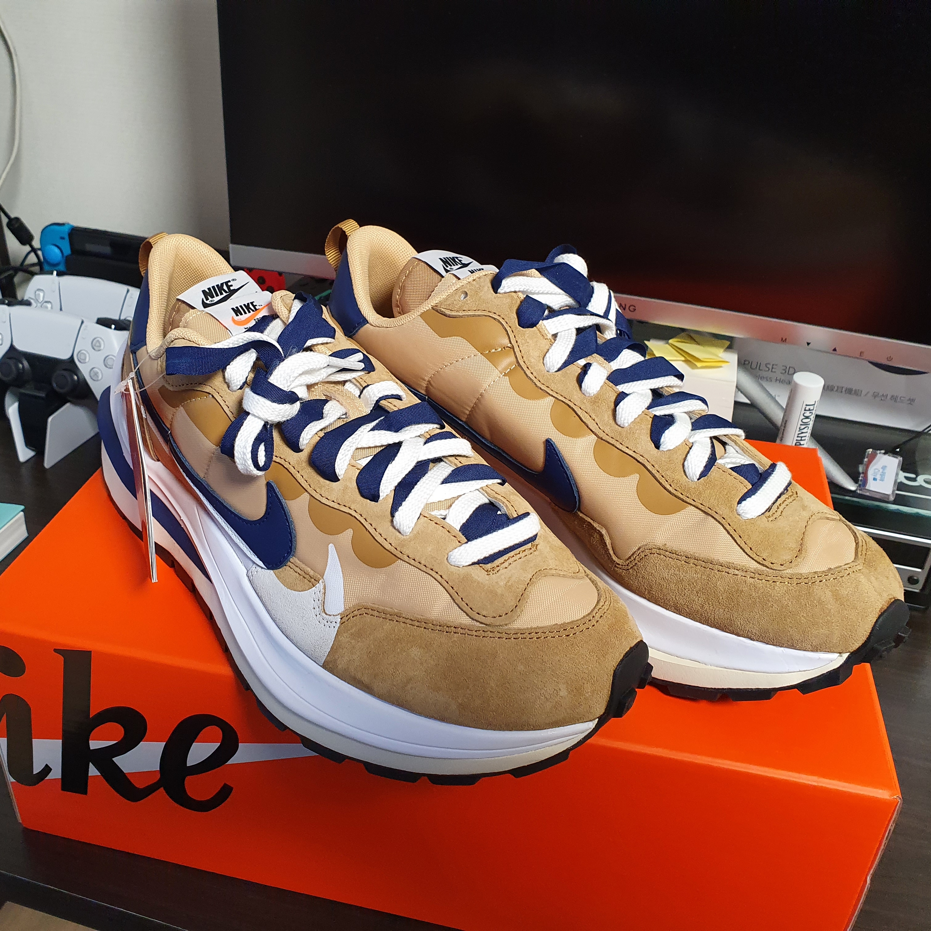 Nike x Sacai VaporWaffle Sesame and Blue Void 착용 스타일