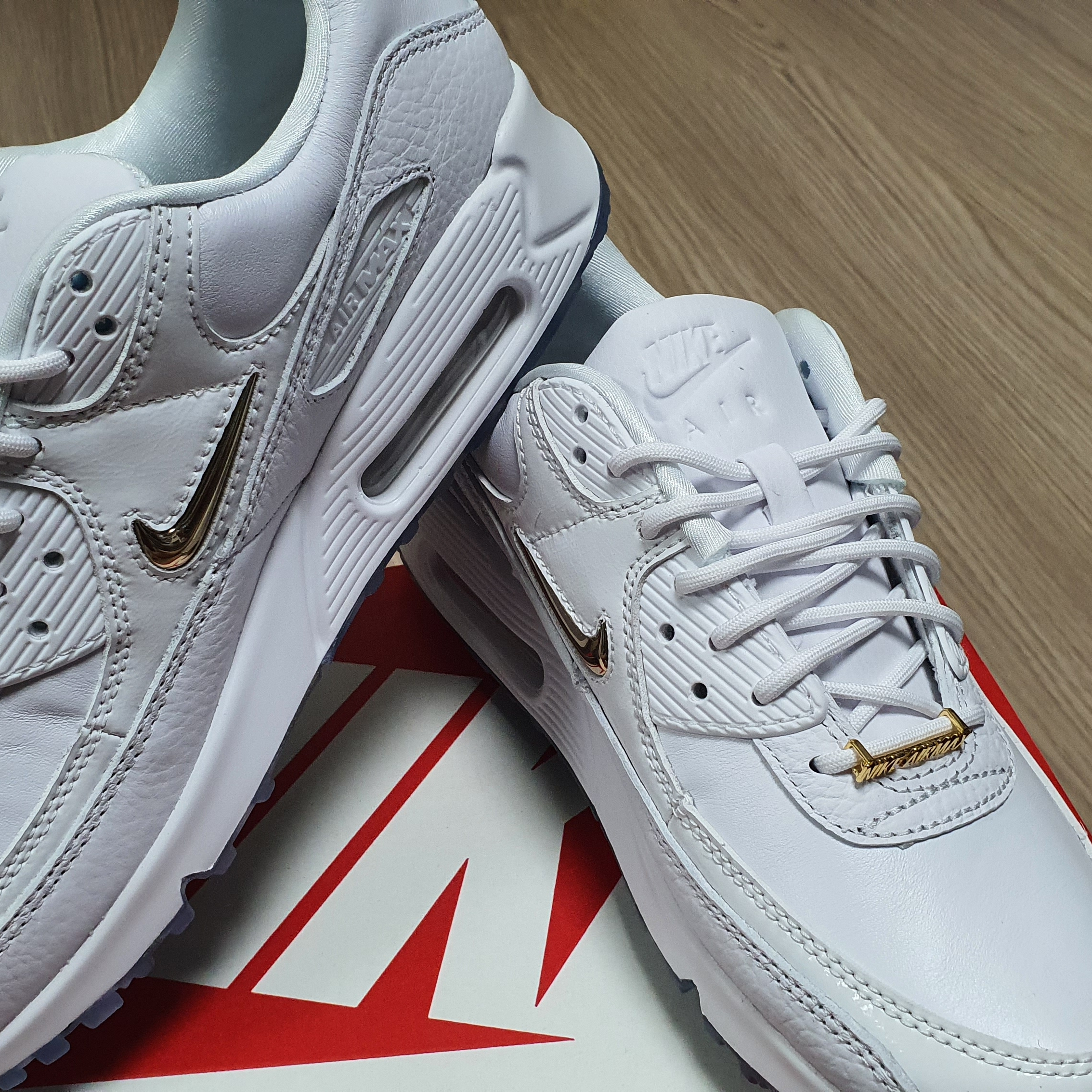Nike Air Max 90 Pirate Radio White Gold 착용 스타일 - 1
