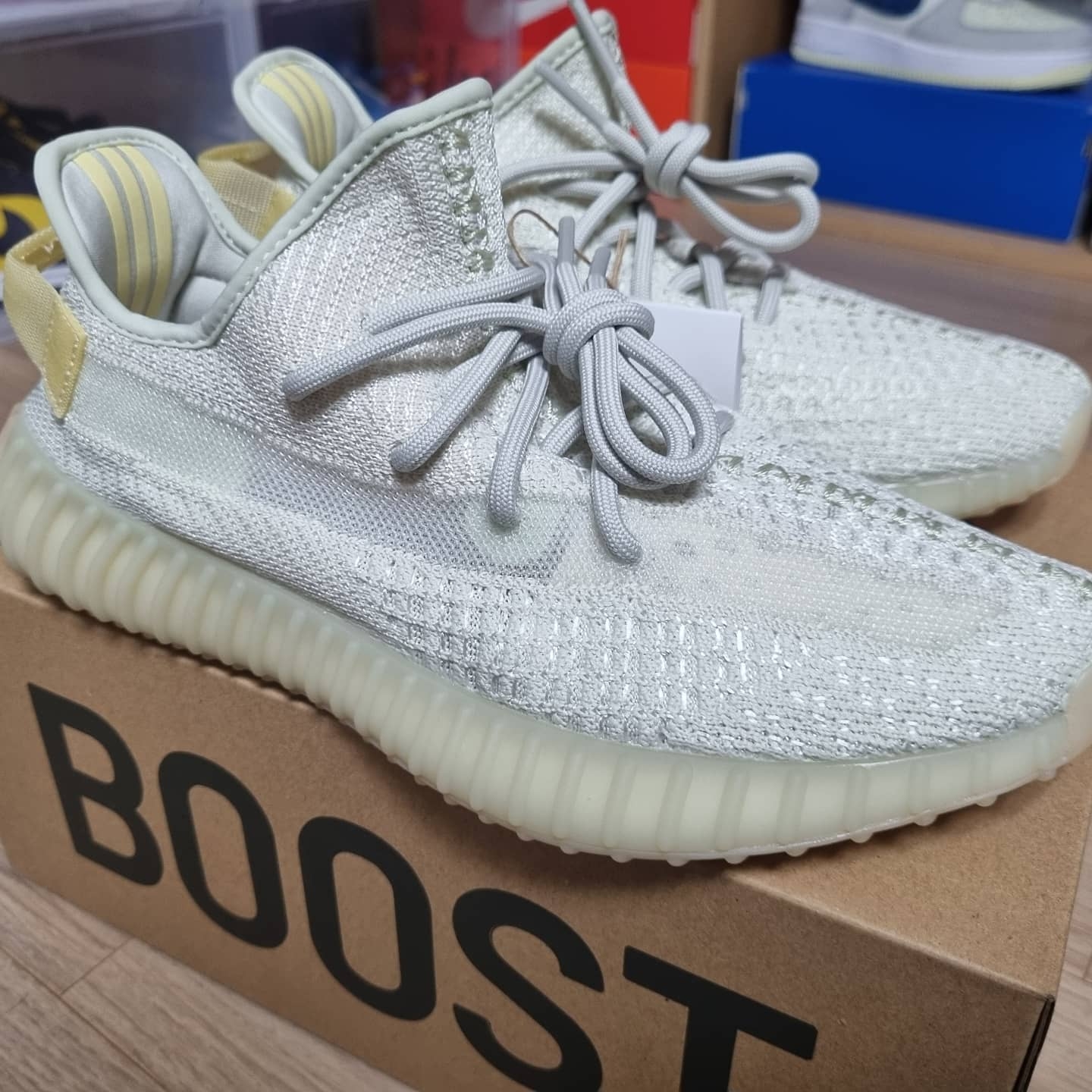 Adidas Yeezy Boost 350 V2 Light 착용 스타일 - 1