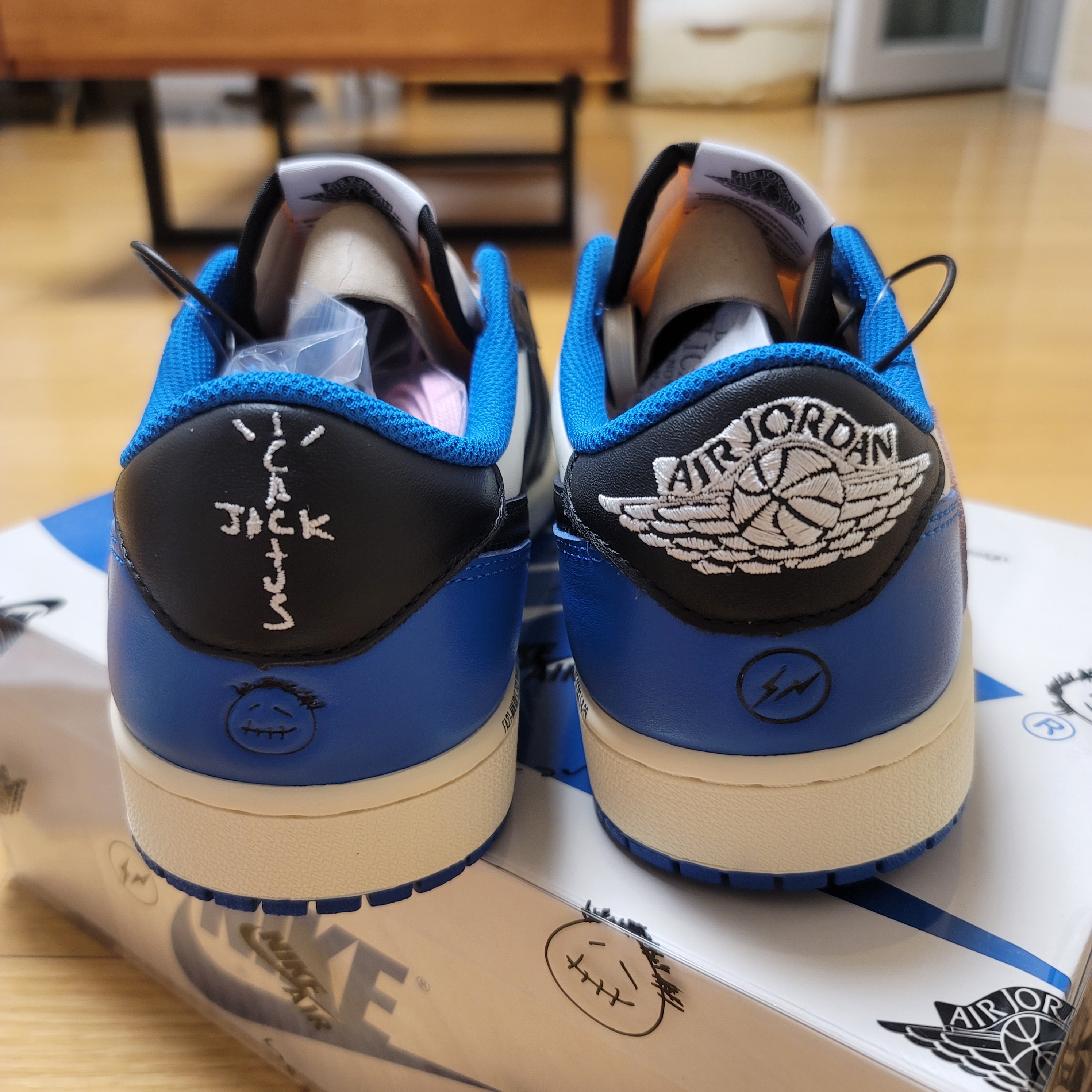 Jordan 1 x Travis Scott x Fragment Retro Low OG SP Military Blue 착용 스타일 - 3