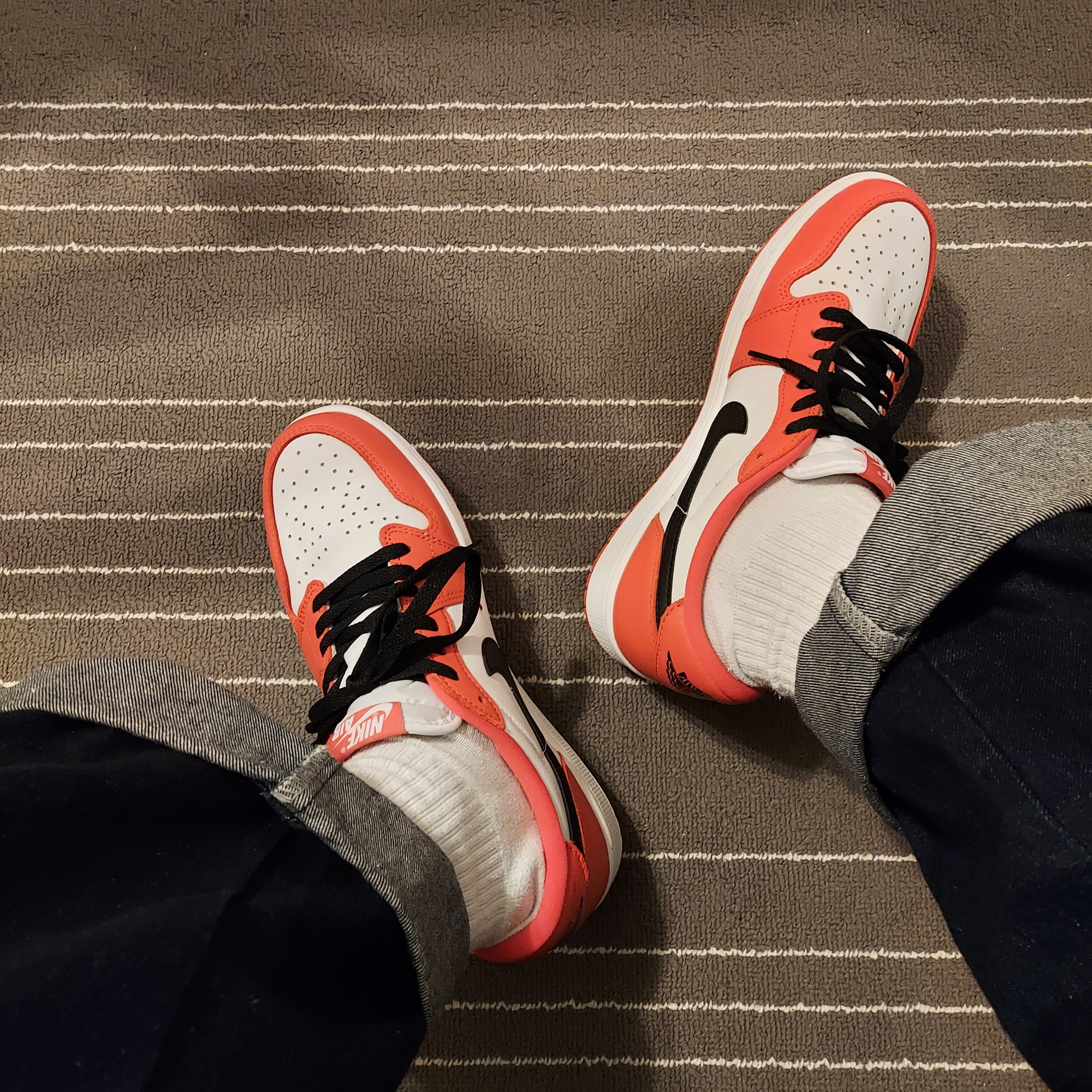 Jordan 1 Low OG Starfish, Stussy Design Group 21 T-Shirt White 착용 스타일 - 4
