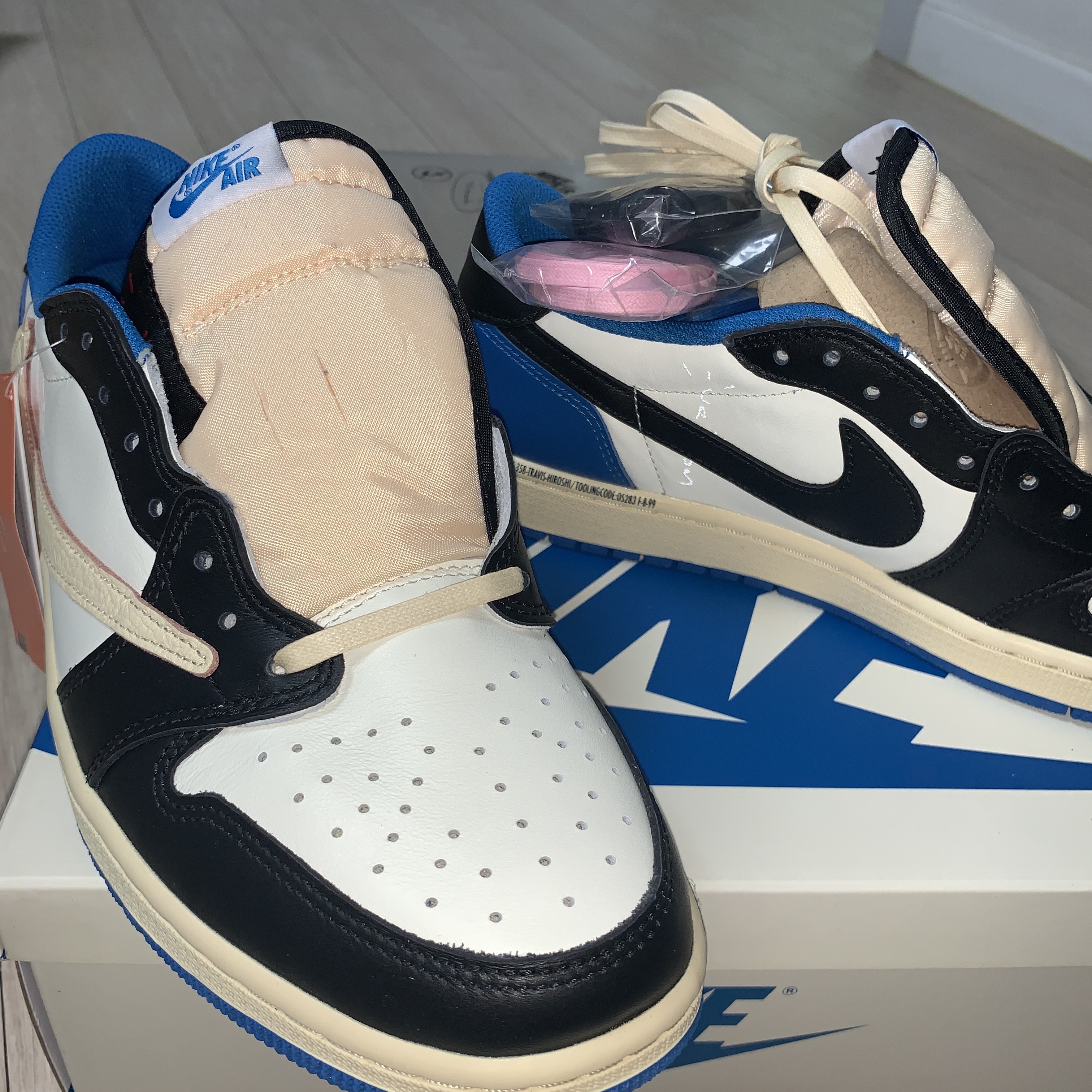 Jordan 1 x Travis Scott x Fragment Retro Low OG SP Military Blue 착용 스타일 - 5