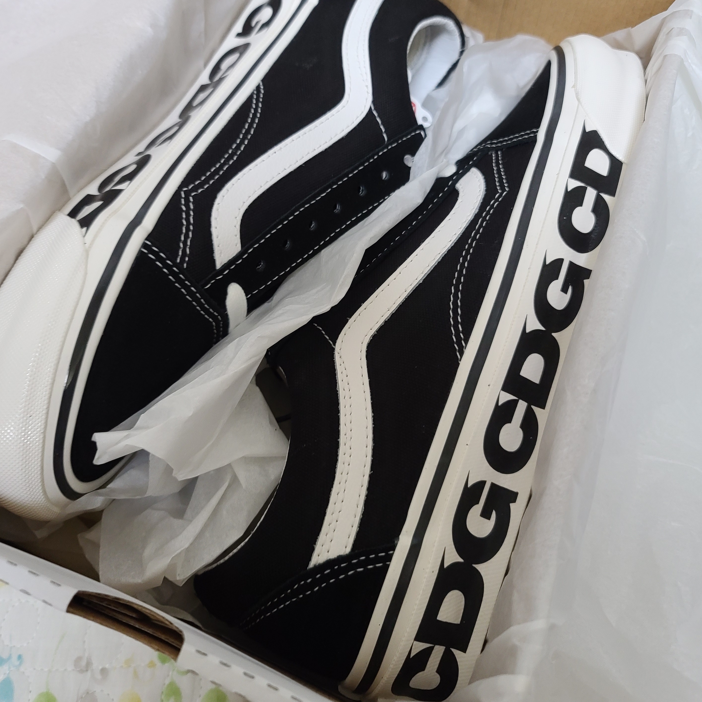 Vans Vault x CDG OG Old Skool LX Side Wall, Stussy Gel Stock T-Shirt White 착용 스타일 - 3