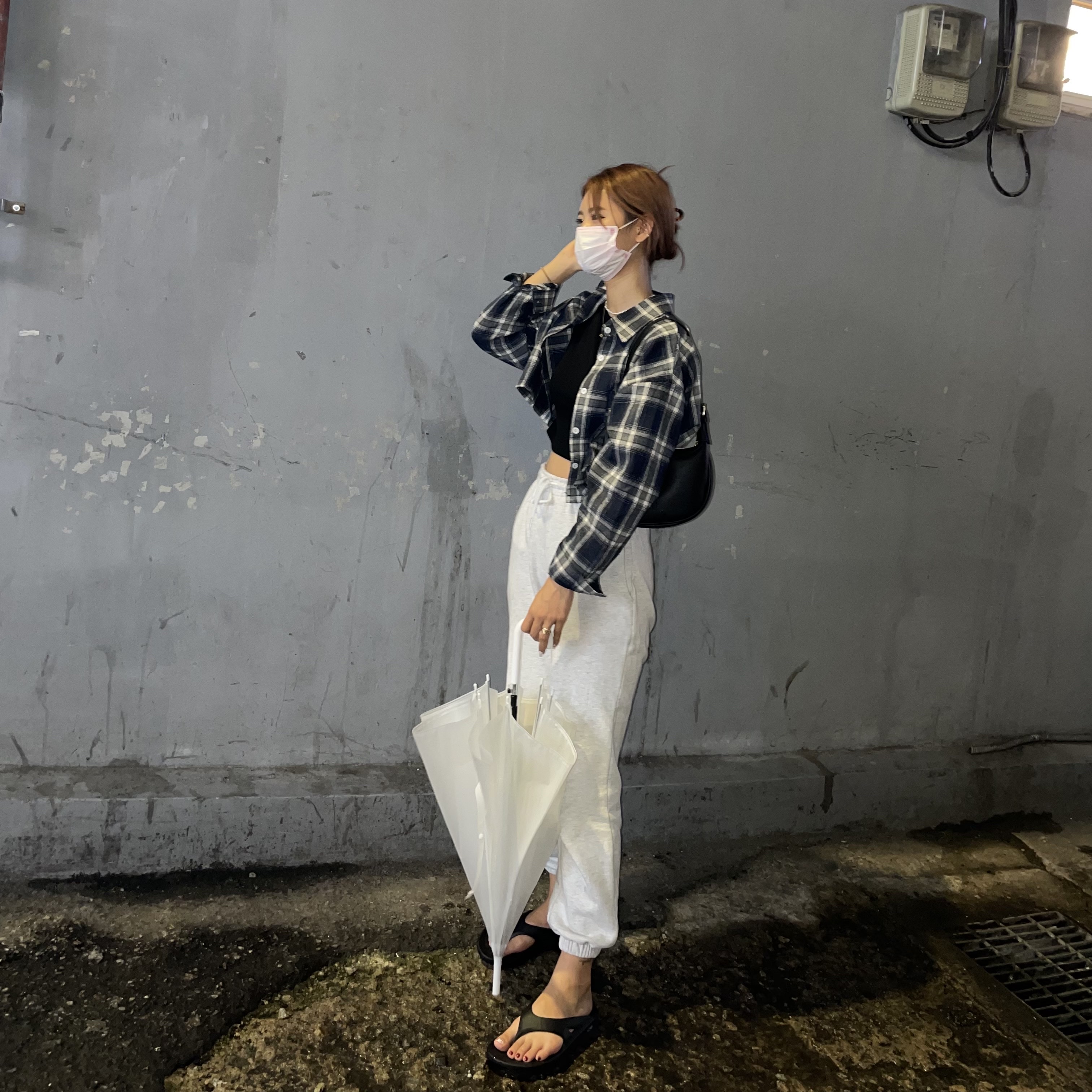 Oofos OOriginal Black 착용 스타일 - 1