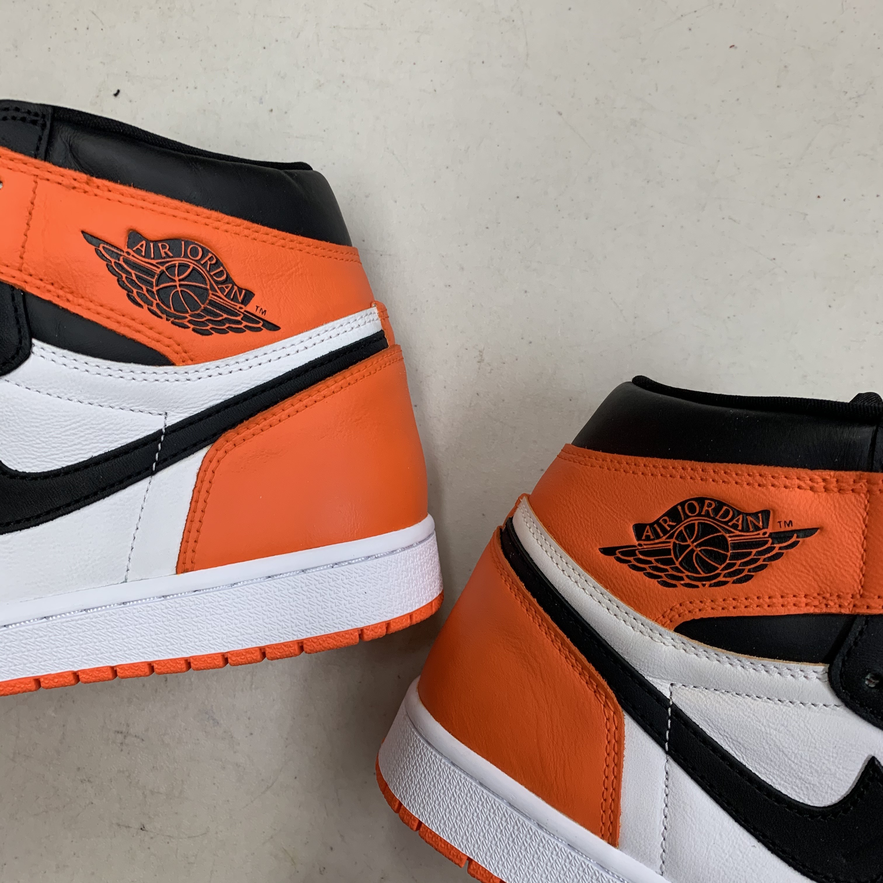 Jordan 1 Retro High OG Electro Orange 착용 스타일 - 2
