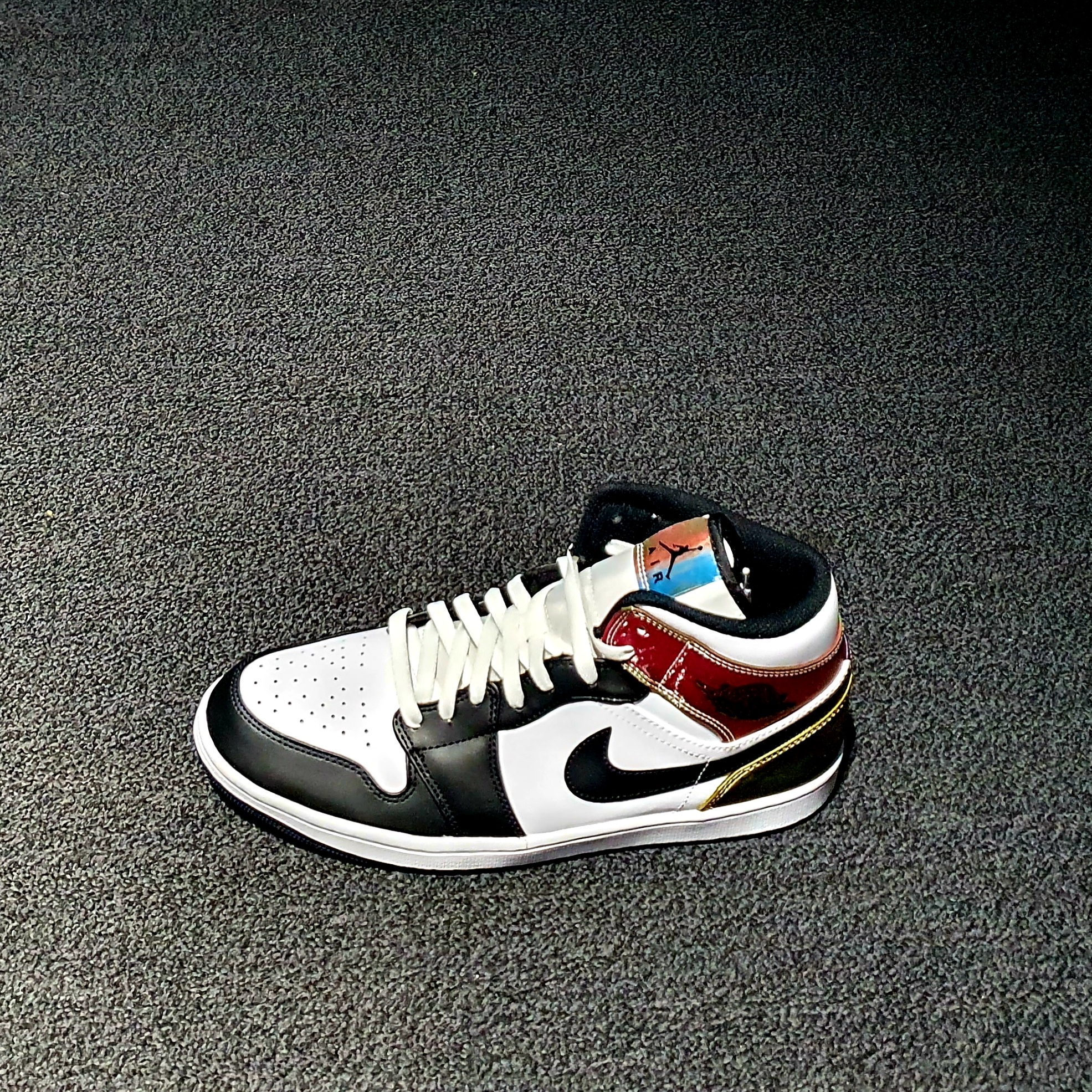 Jordan 1 Mid SE Heat Reactive 착용 스타일