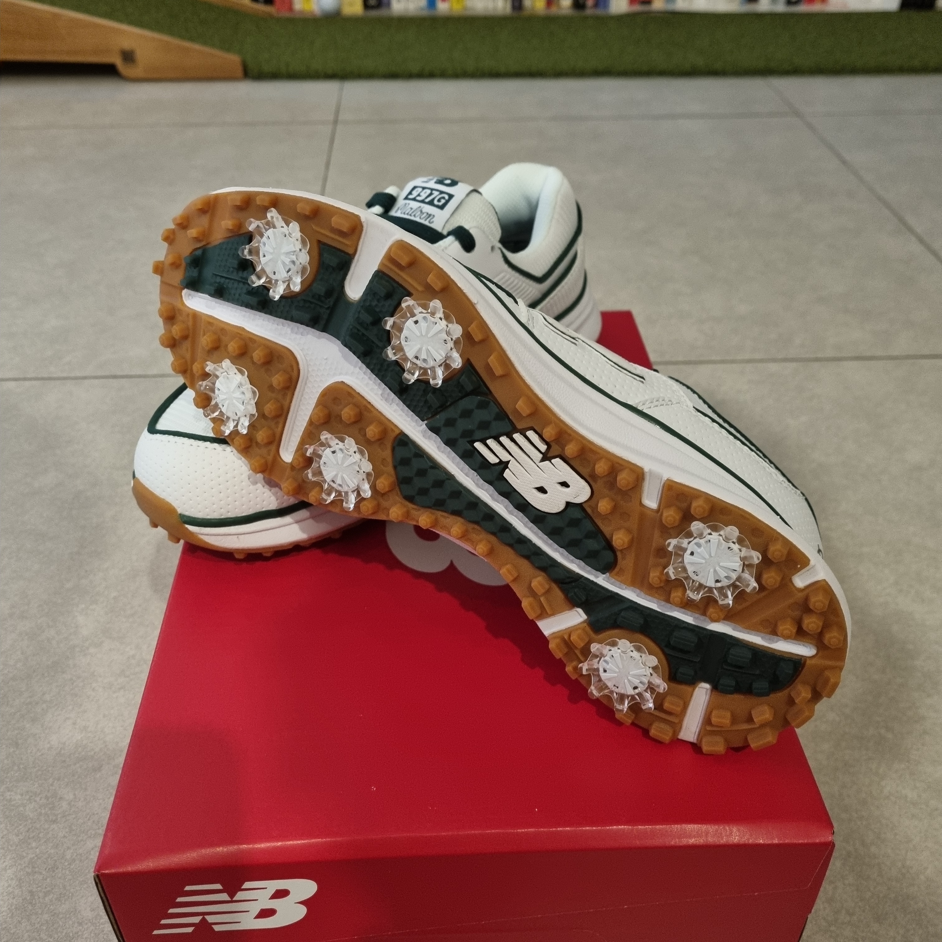 New Balance x Malbon 997 Golf White Green 착용 스타일 - 2
