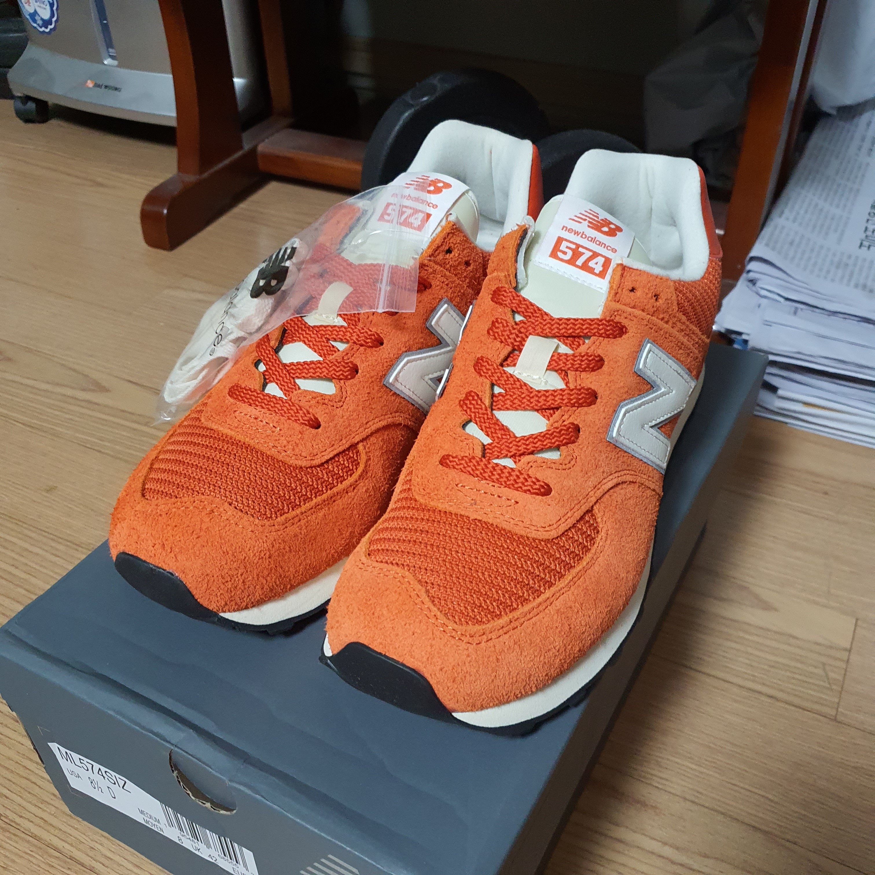 New Balance x Size? 574 College Pack Orange 착용 스타일 - 1