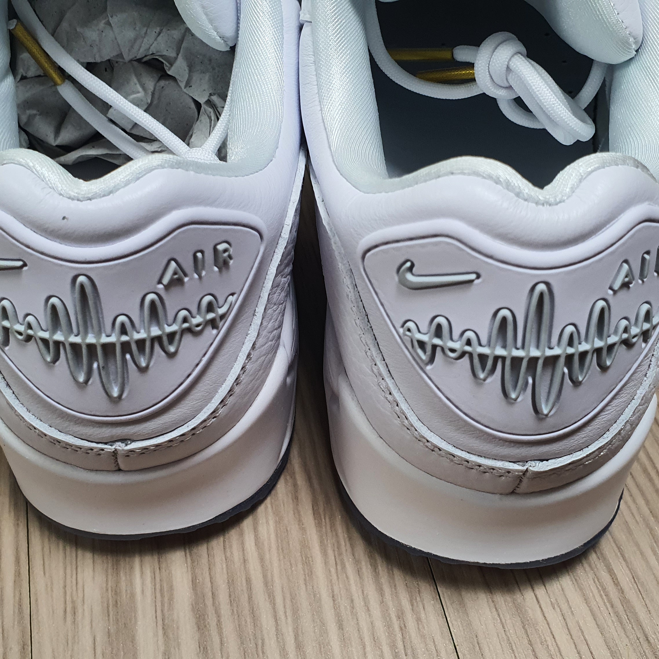 Nike Air Max 90 Pirate Radio White Gold 착용 스타일 - 2