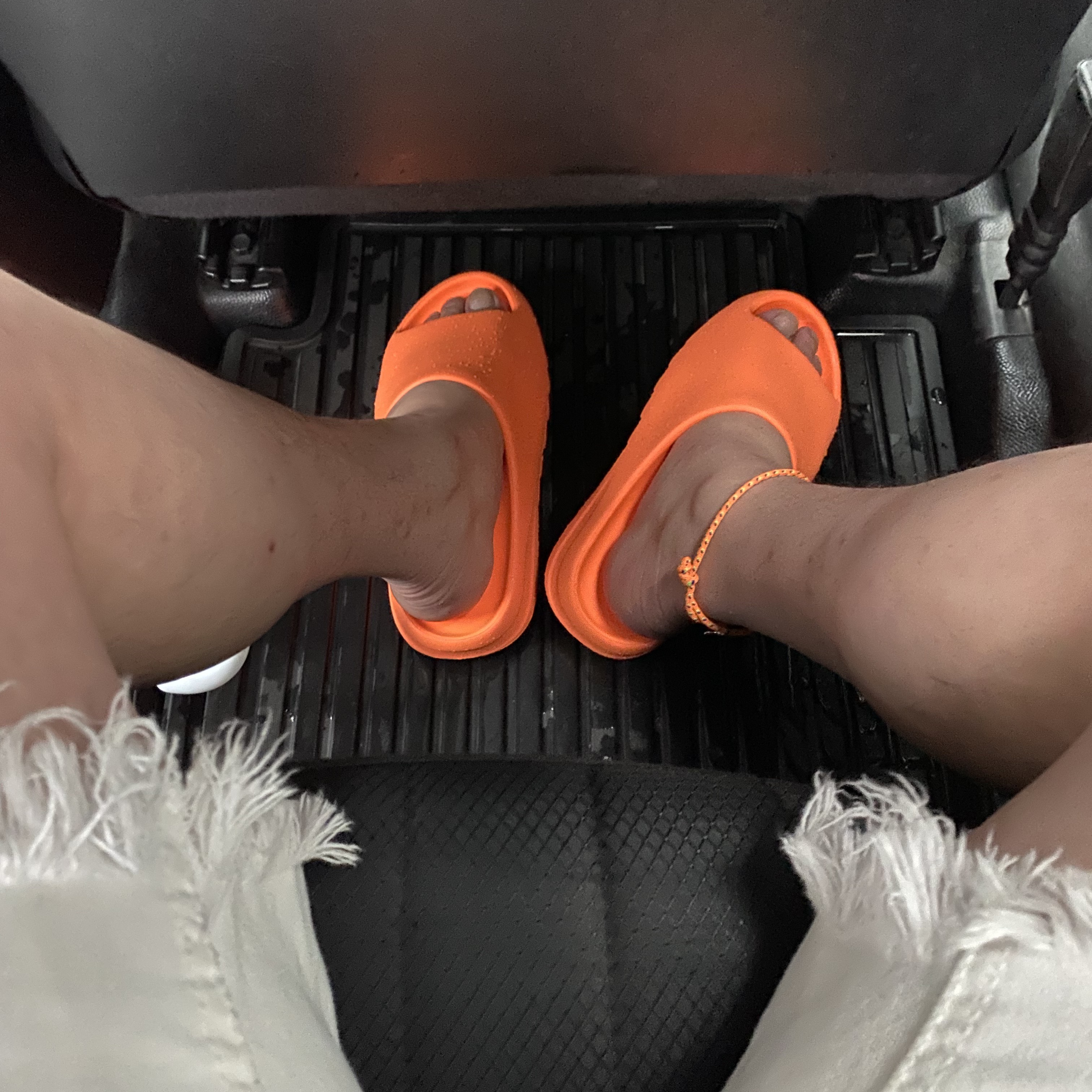 Adidas Yeezy Slide Enflame Orange 착용 스타일