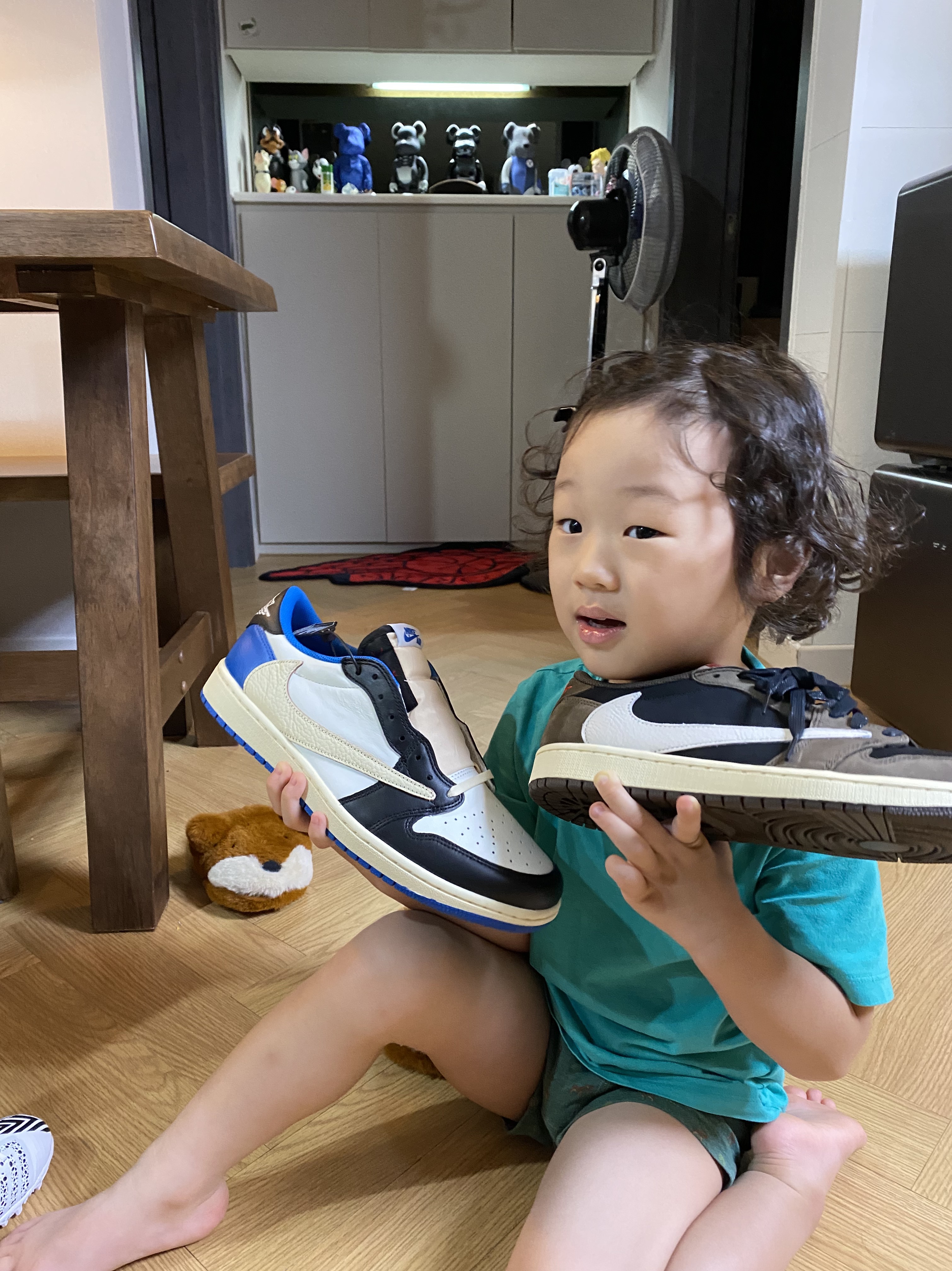 Jordan 1 x Travis Scott x Fragment Retro Low OG SP Military Blue, Jordan 1 x Travis Scott Retro Low OG SP Mocha 착용 스타일 - 1