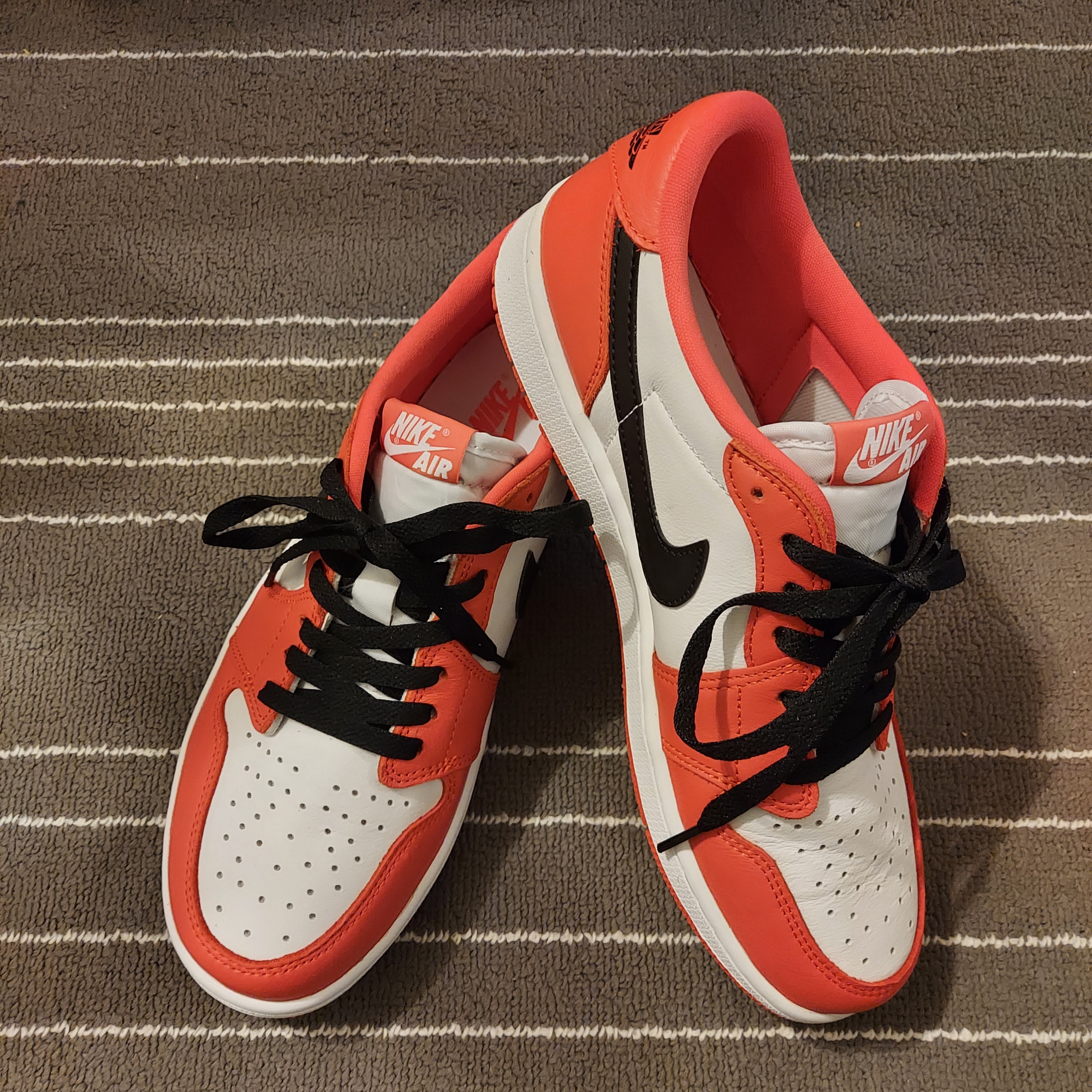 Jordan 1 Low OG Starfish, Stussy Design Group 21 T-Shirt White 착용 스타일 - 5