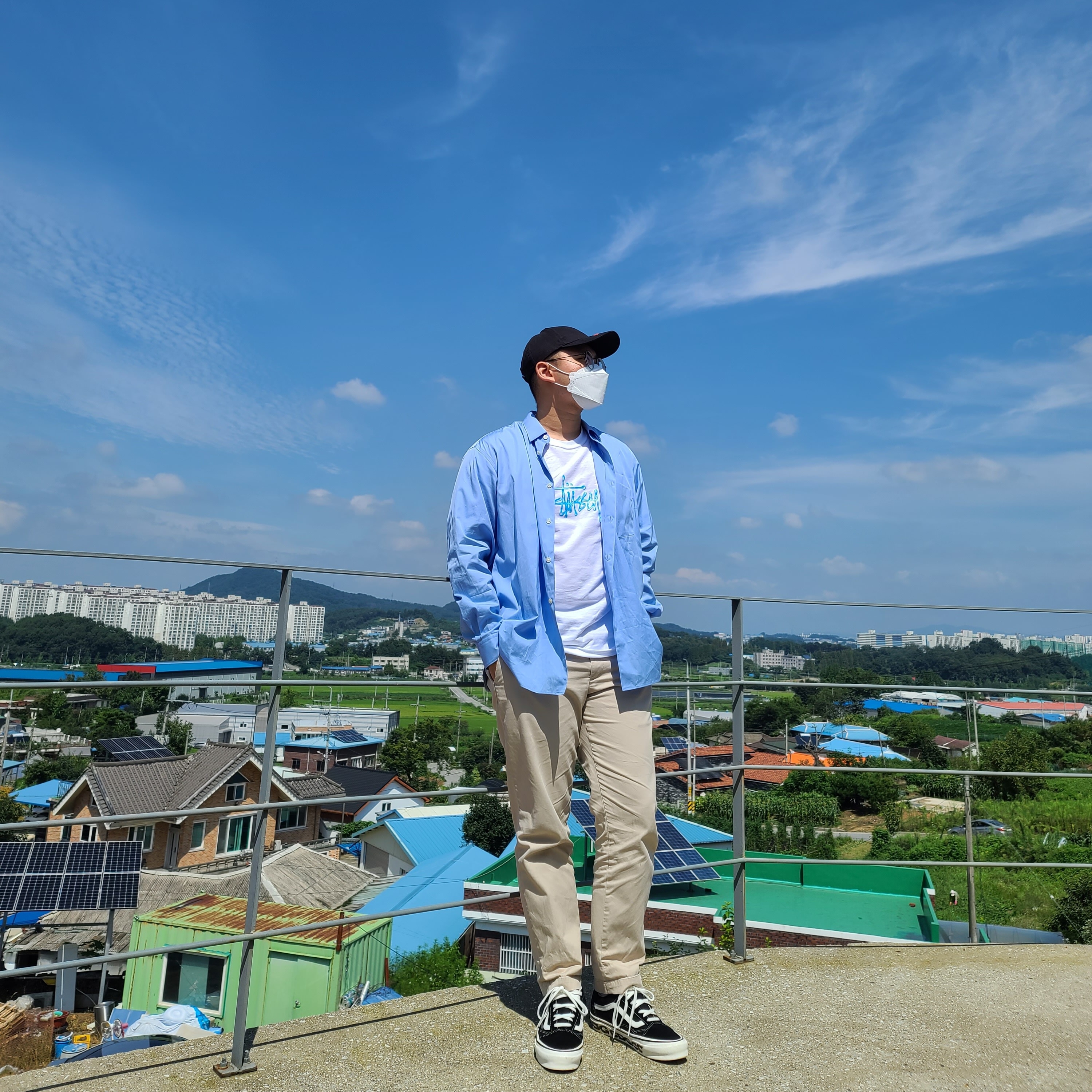 Vans Vault x CDG OG Old Skool LX Side Wall, Stussy Gel Stock T-Shirt White 착용 스타일 - 1